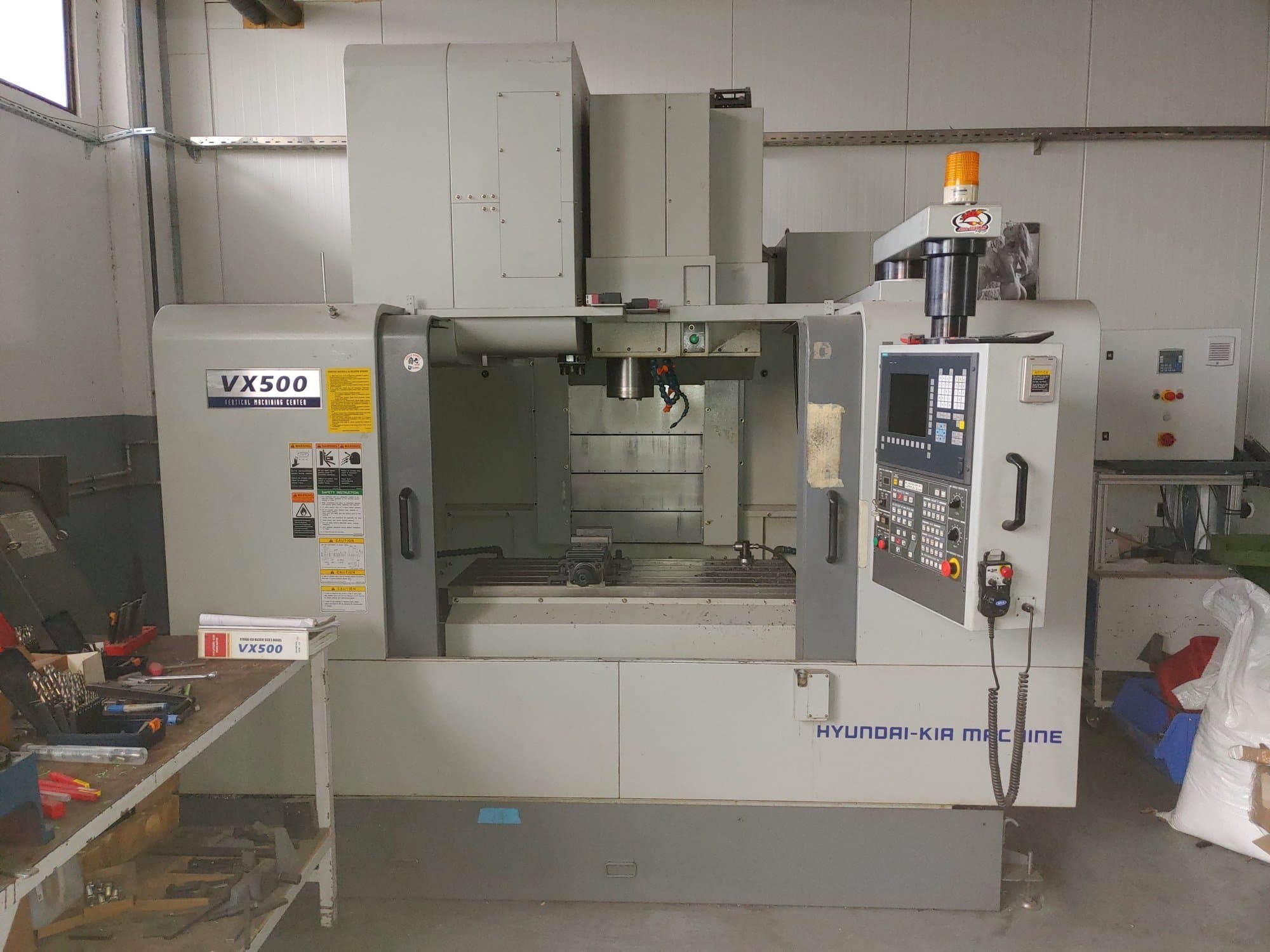 Prikaz  stroja Hyundai Kia VX 500  sprijeda