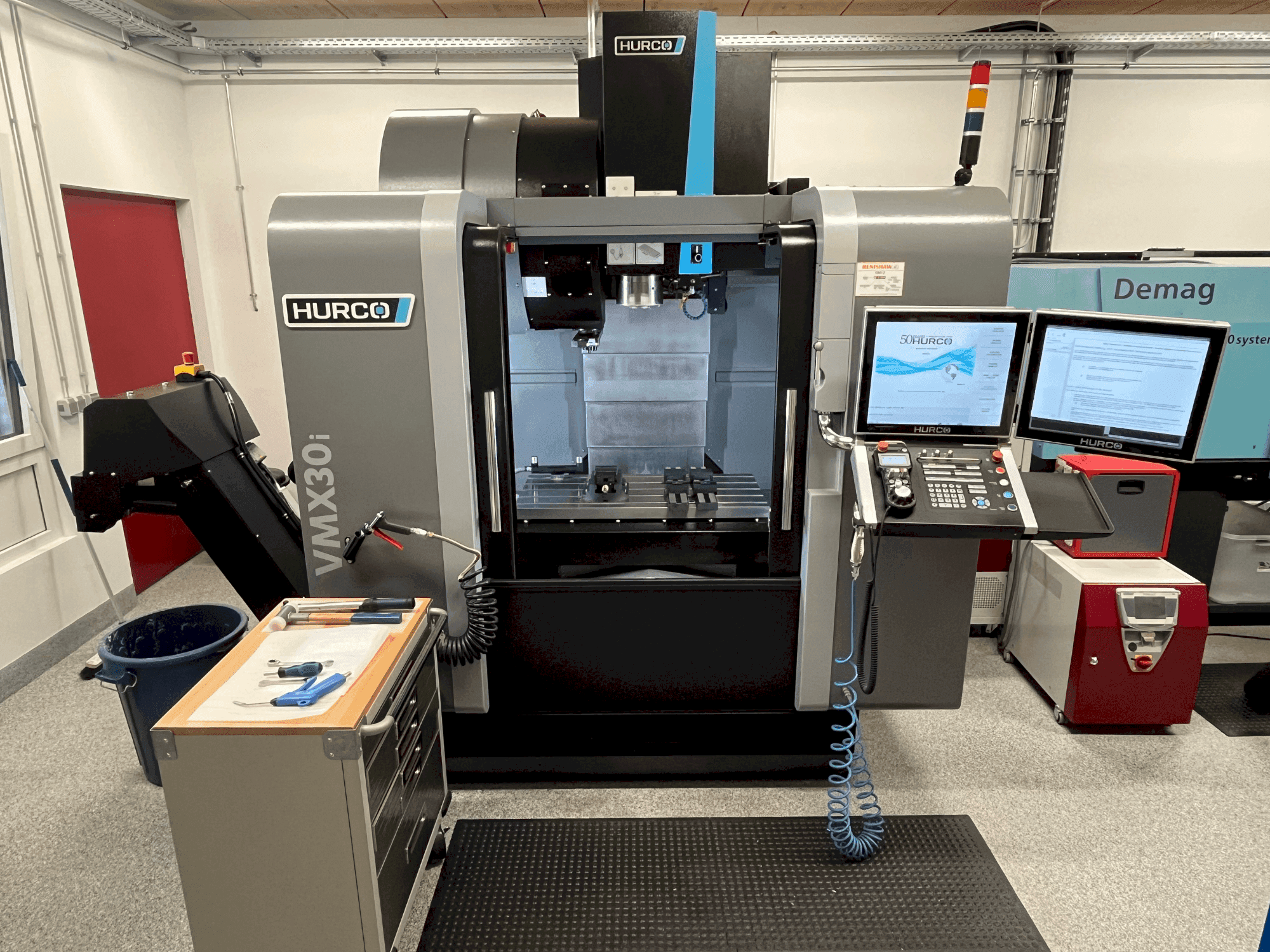 Prikaz  stroja Hurco VMX30i  sprijeda