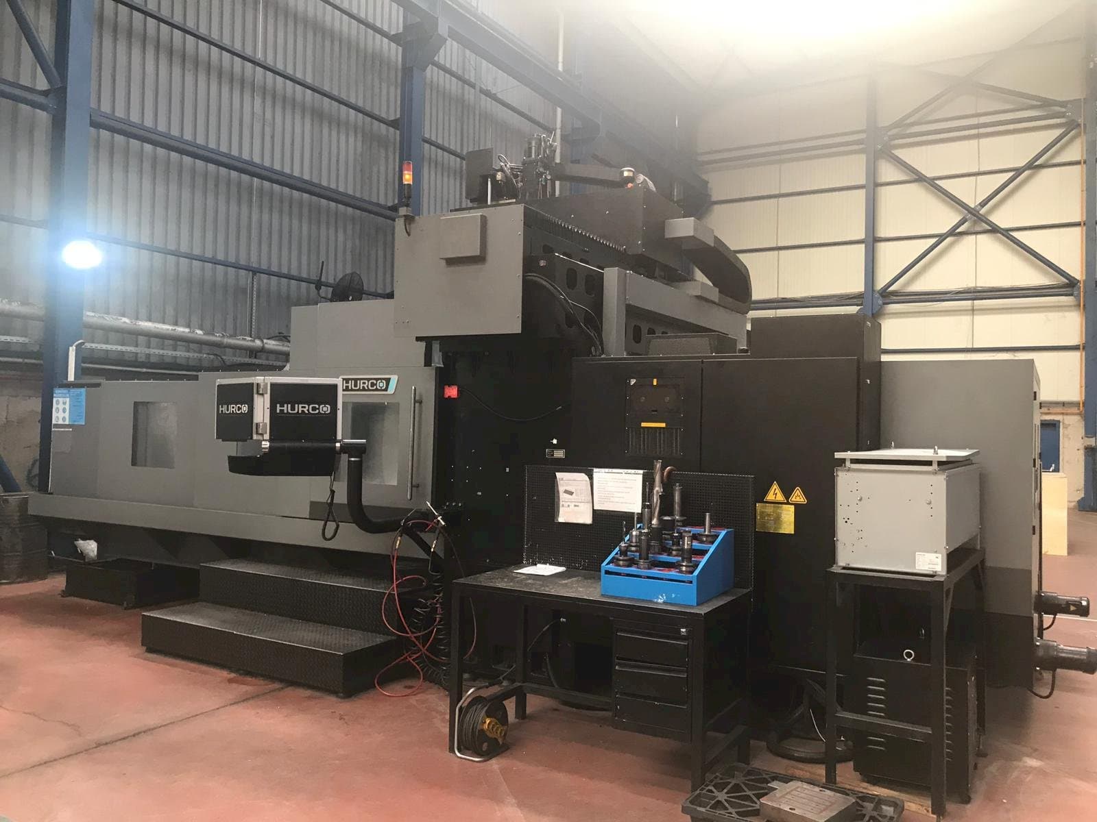 Prikaz  stroja Hurco DCX 32i  sprijeda