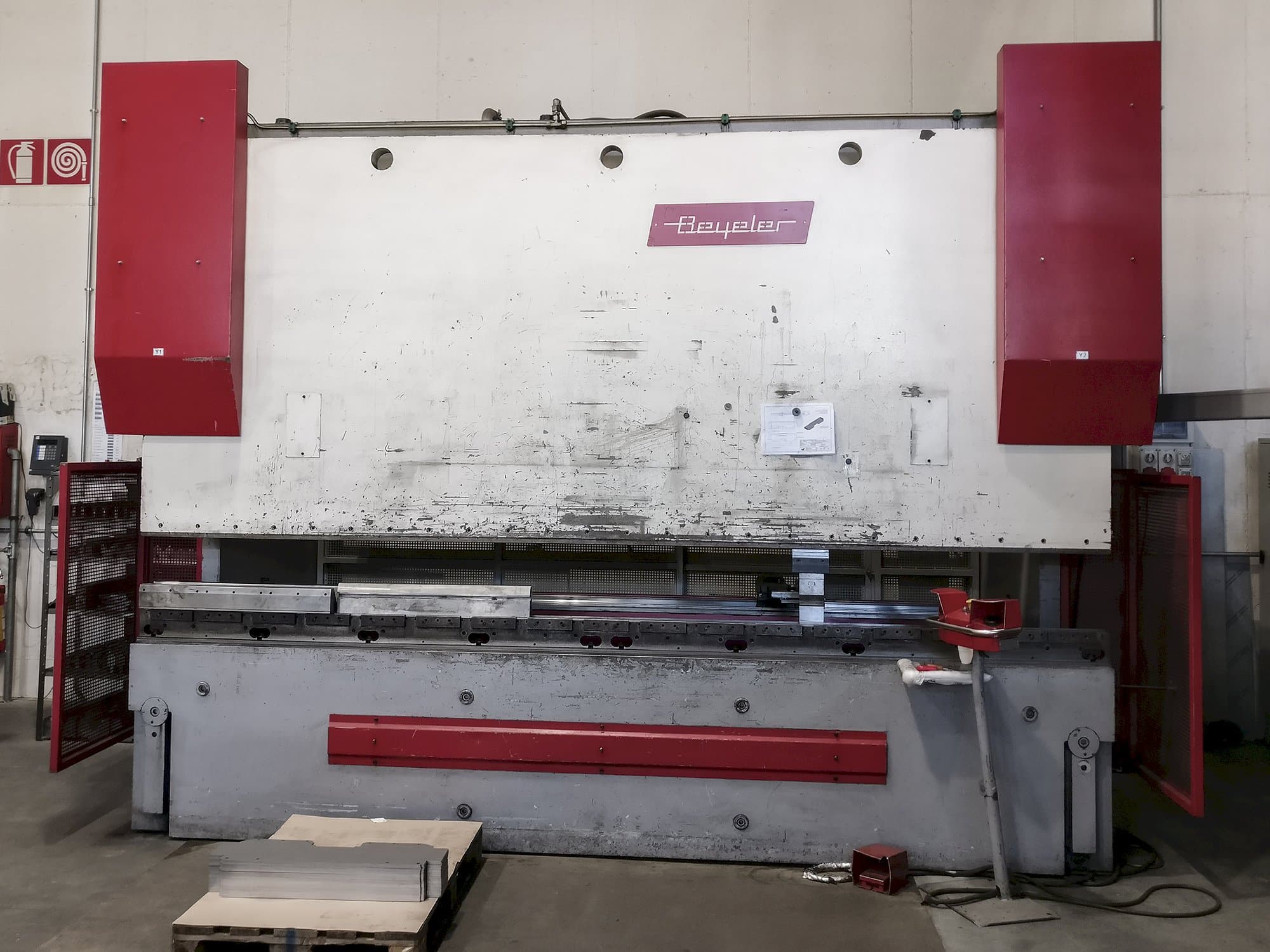 Prikaz  stroja BEYELER PR6 sprijeda