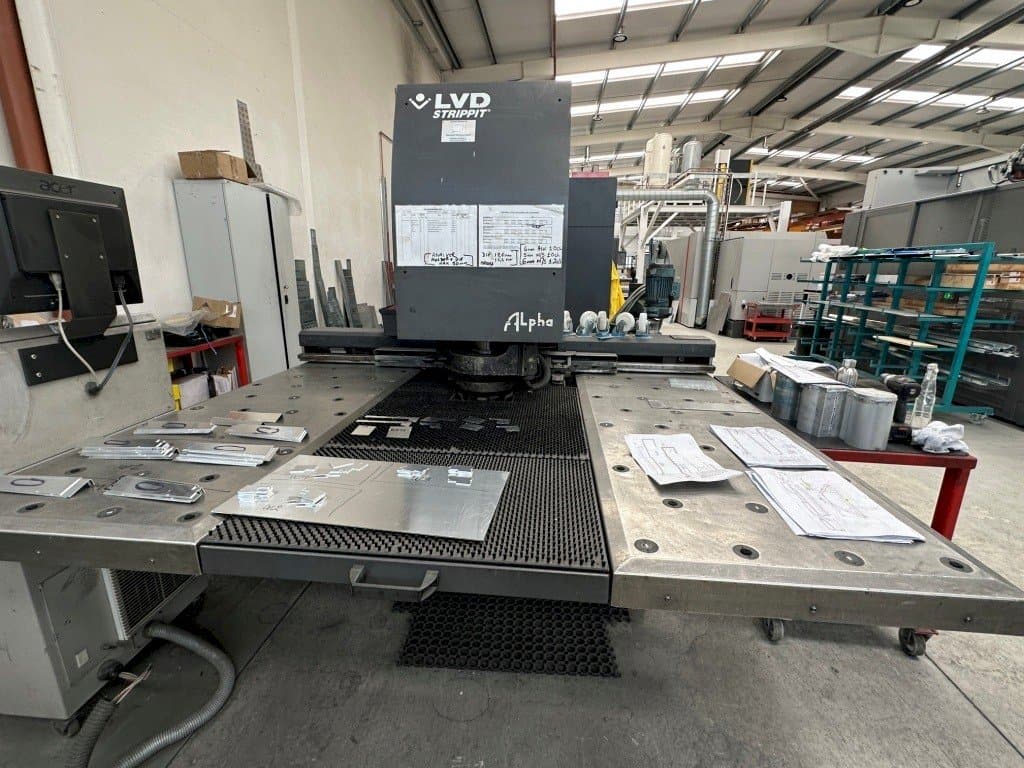 Prikaz  stroja LVD Alpha 1212TK  sprijeda