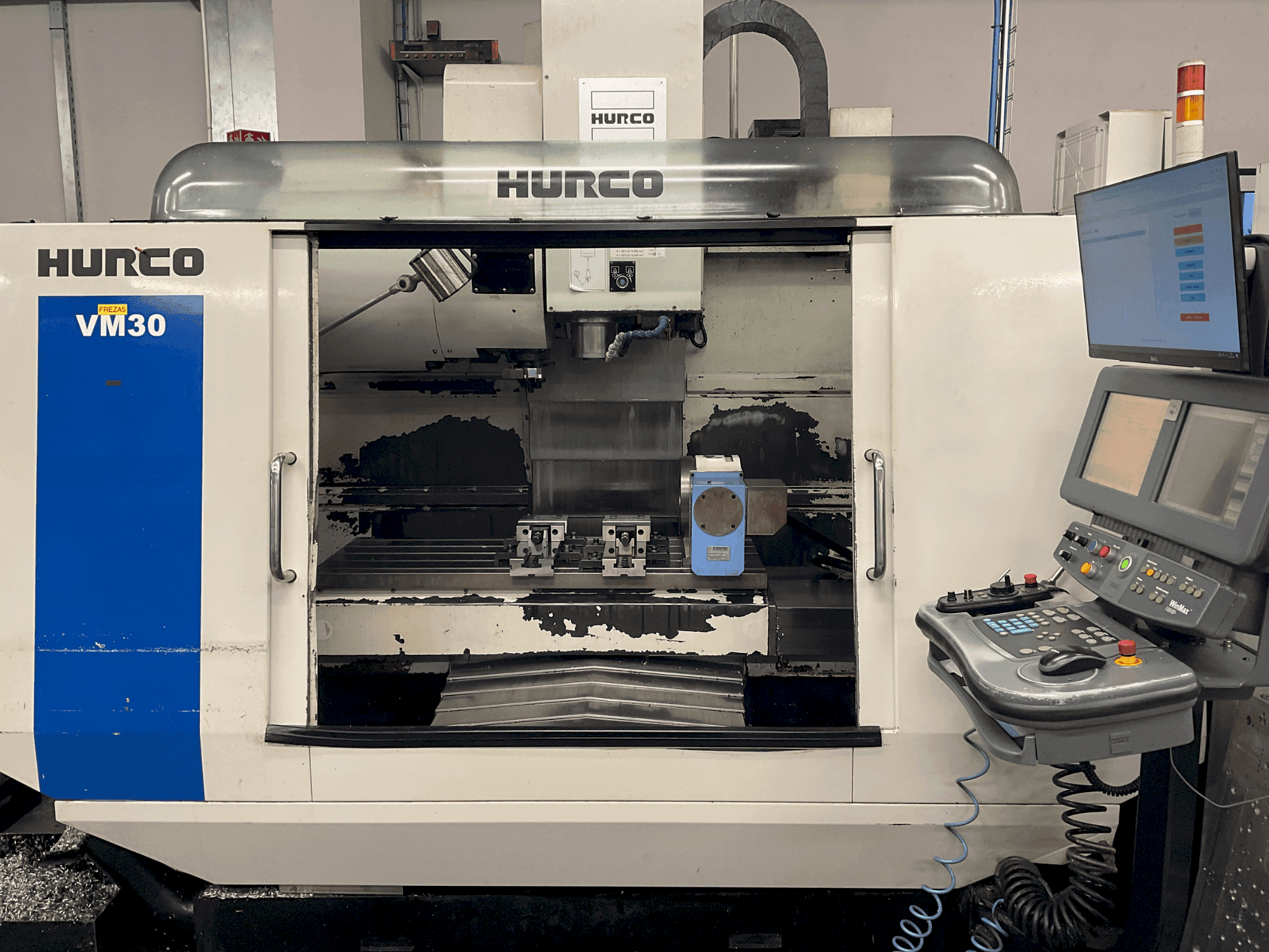 Prikaz stroja Hurco VM 30 sprijeda