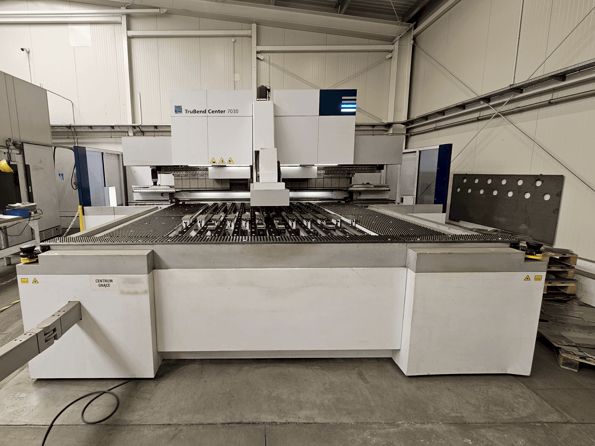 Prikaz  stroja TRUMPF TruBend Center 7030  sprijeda