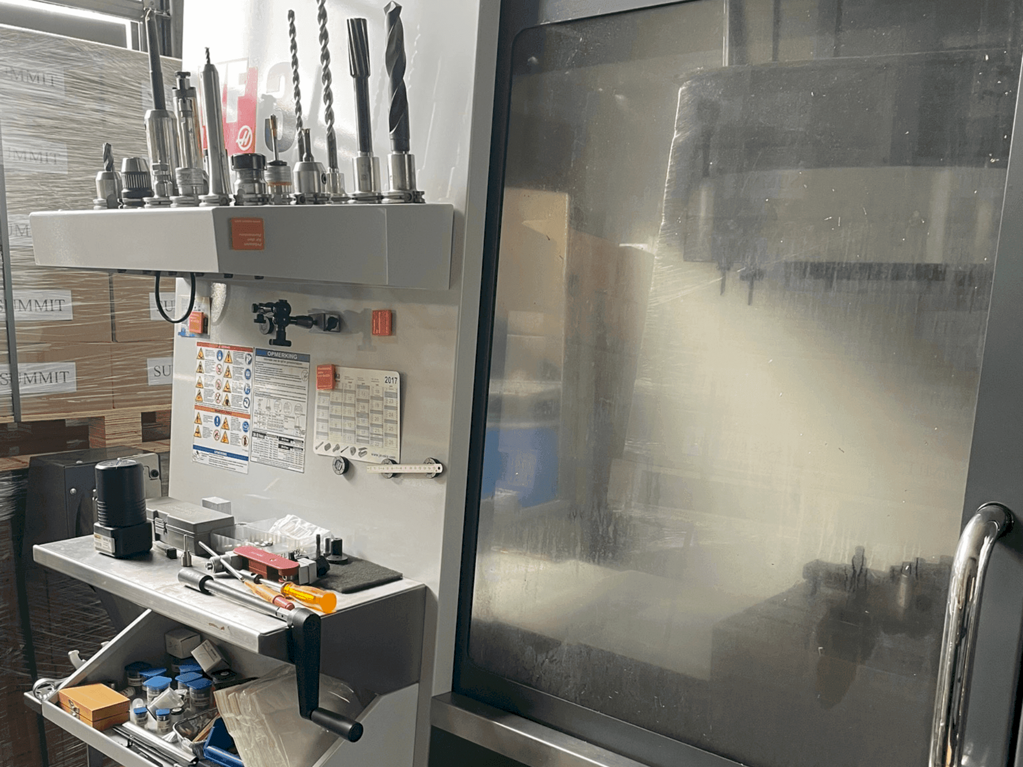 Prikaz  stroja HAAS VF-3  sprijeda