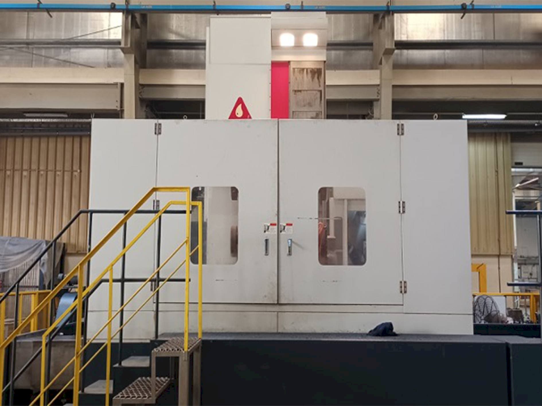 Prikaz  stroja YOU JI HBM130/3022  sprijeda