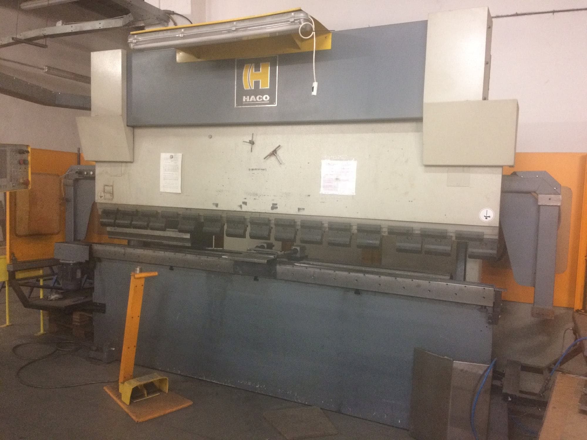 Prikaz  stroja HACO EMR 30150  sprijeda