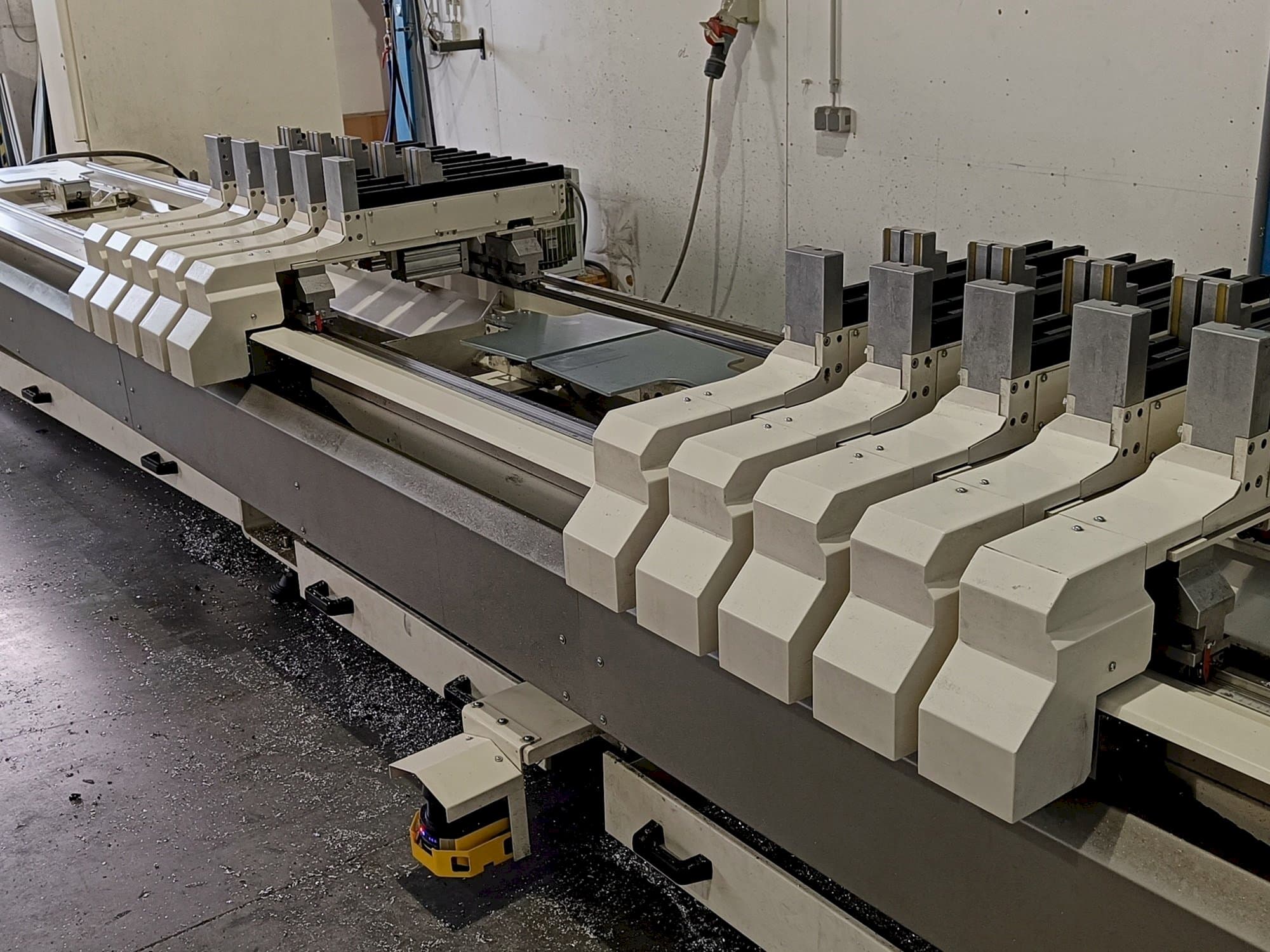 Prikaz  stroja MECAL MC 304 Ariel 5 MDT  sprijeda