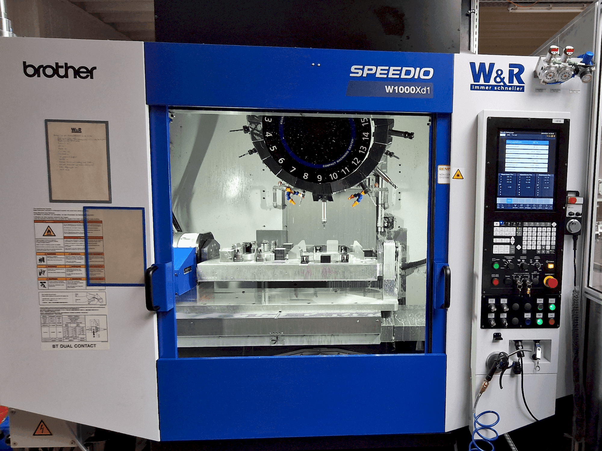 Prikaz  stroja Brother Speedio W1000Xd1  sprijeda