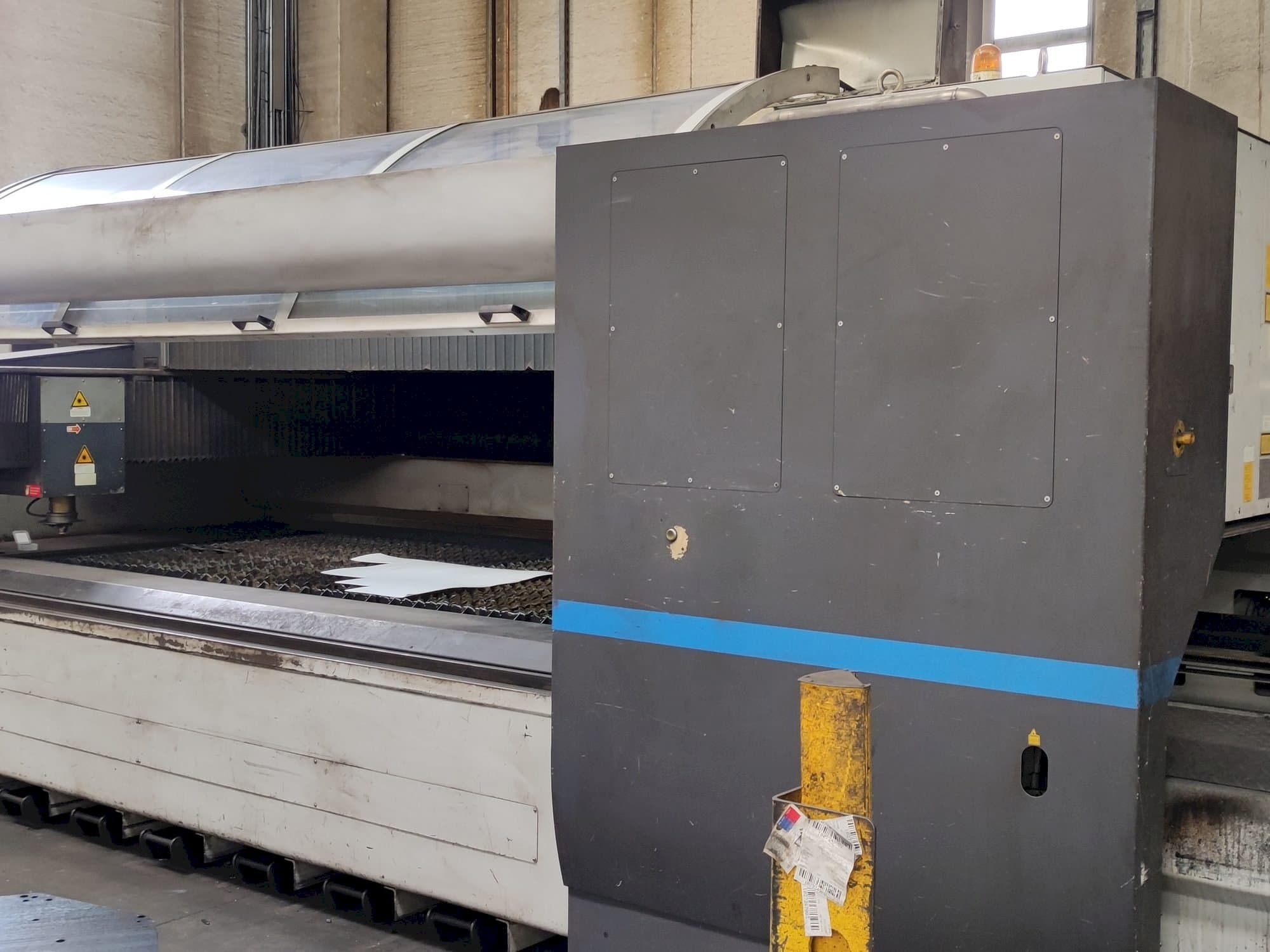 Prikaz  stroja LVD AXEL 3015 S  sprijeda