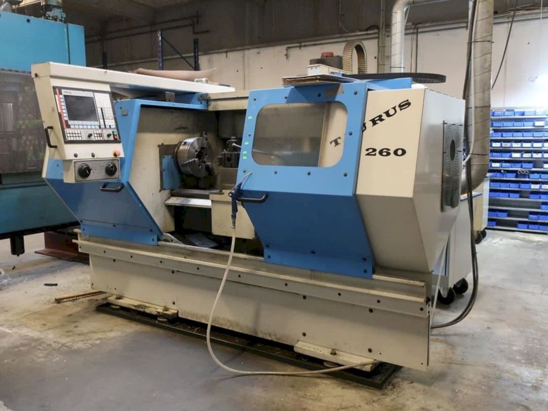 Prikaz  stroja Pinacho Taurus 260  sprijeda