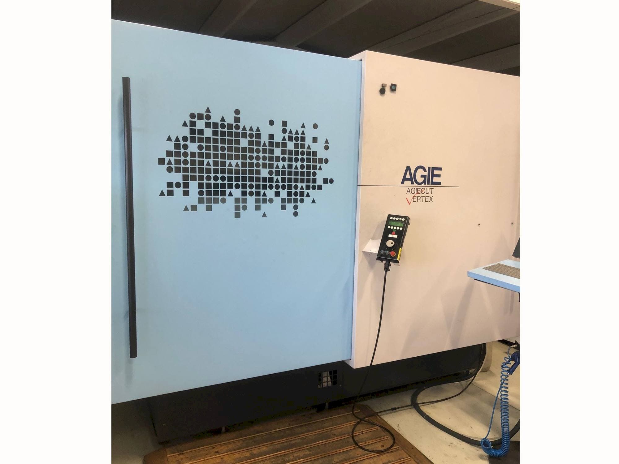 Prikaz  stroja AGIE Agiecut VERTEX 3  sprijeda