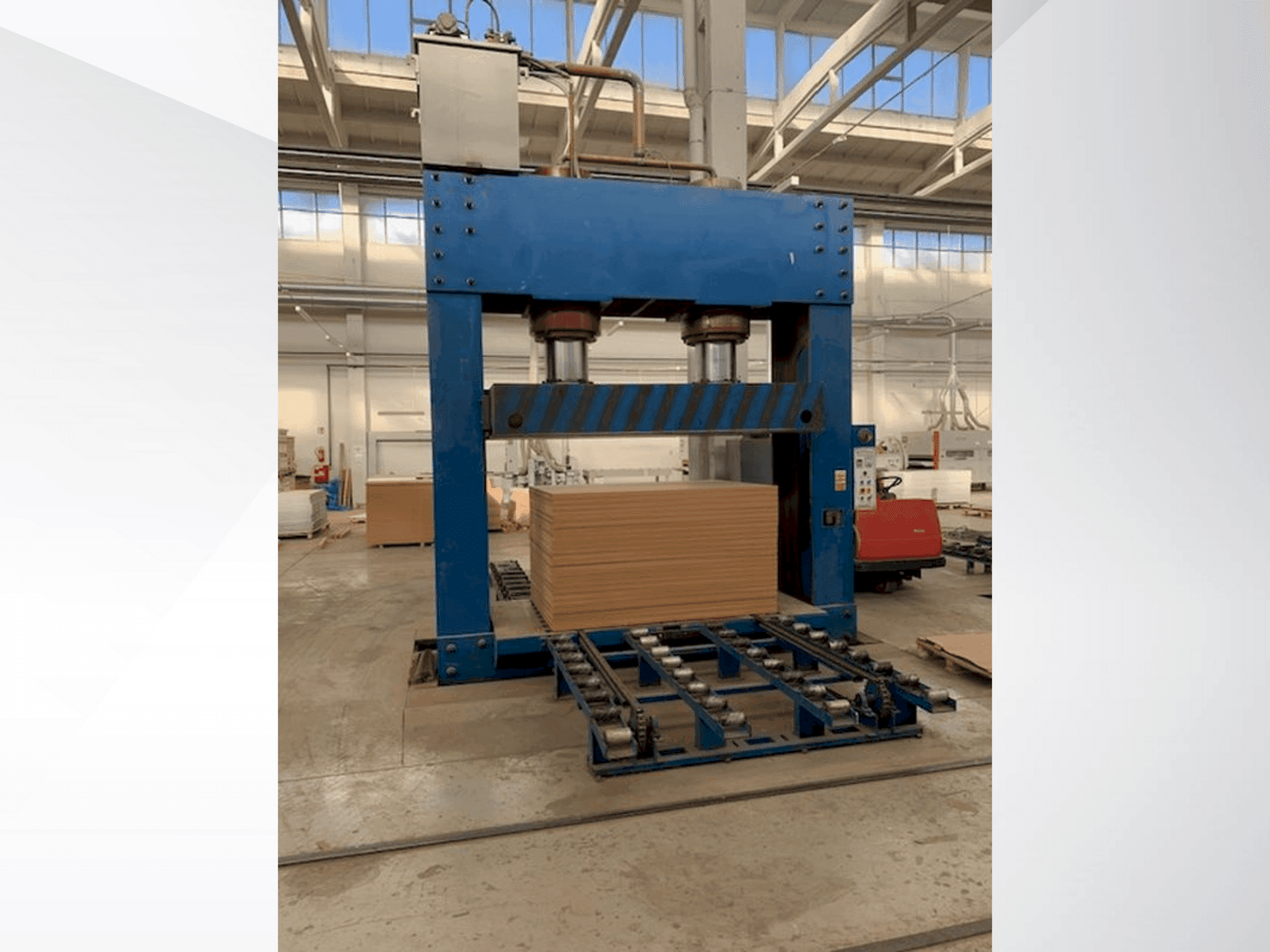 Prikaz  stroja LINYI JIANZHONG WOOD MACIHNERY JJC-CP  sprijeda