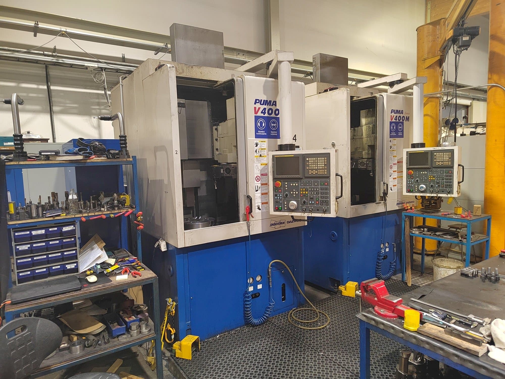 Prikaz  stroja Doosan Puma V400M  sprijeda