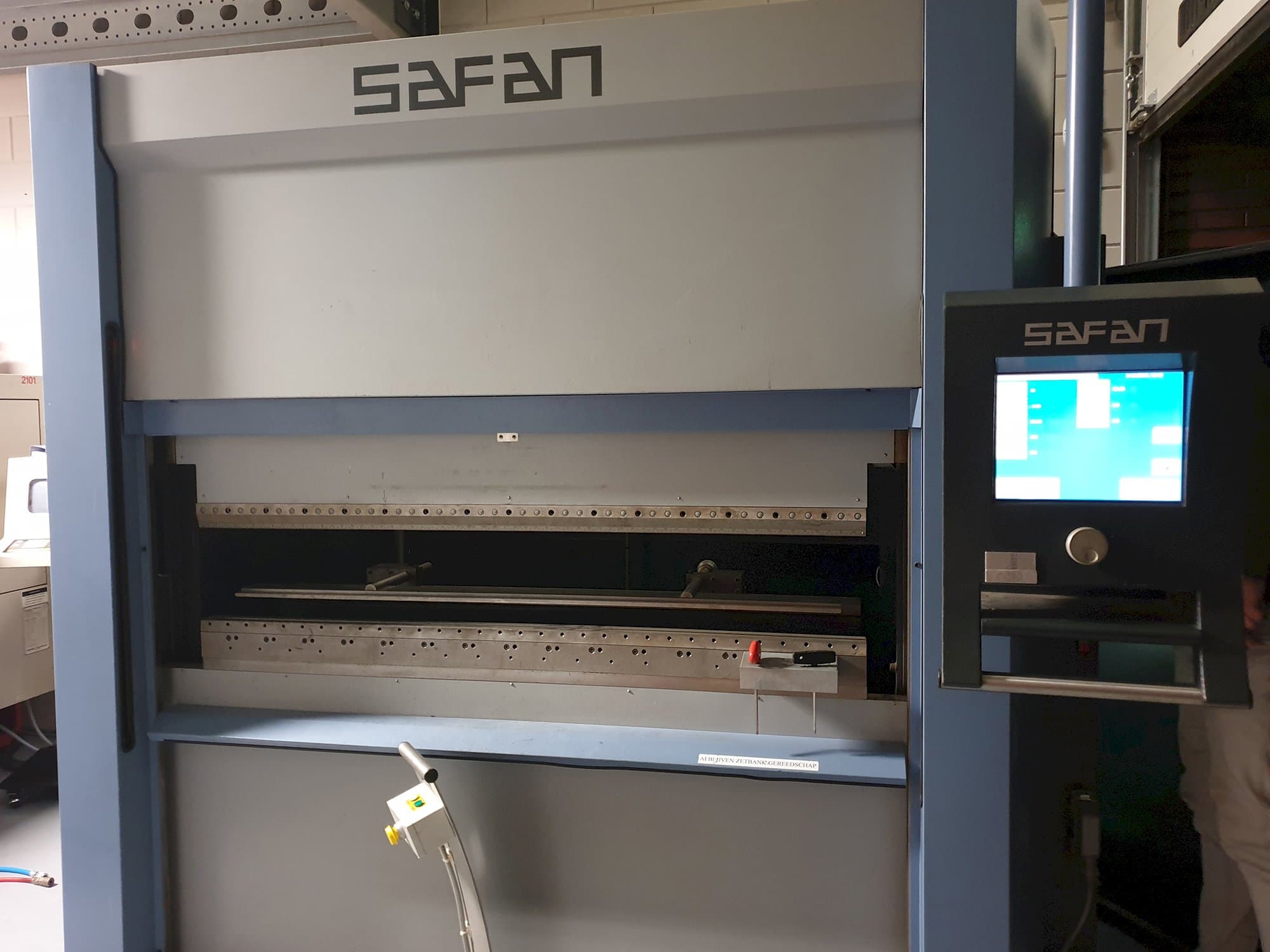 Prikaz  stroja Safan SMK 32-K-1600 sprijeda