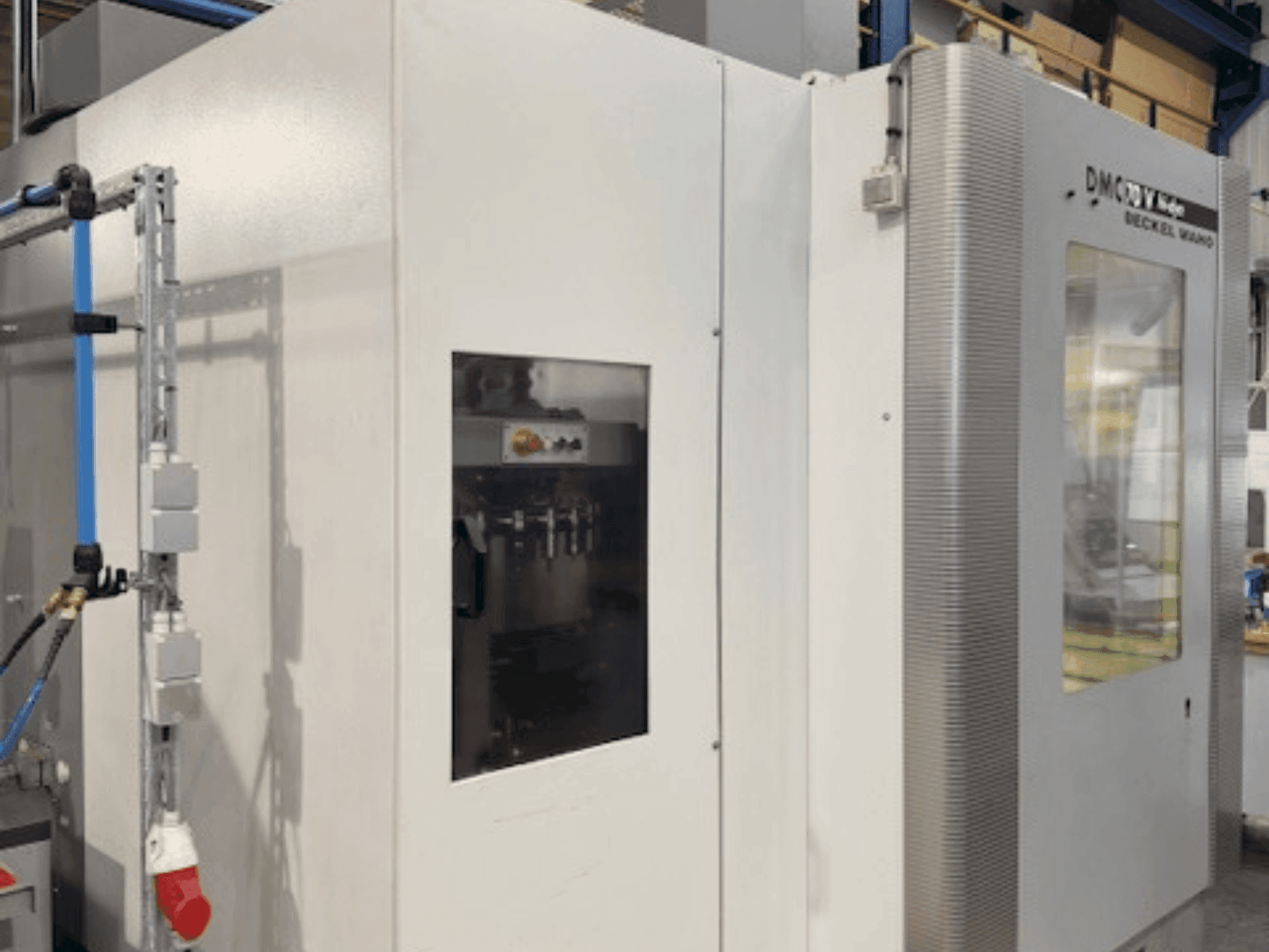 Prikaz  stroja DECKEL MAHO DMC 70V Hi-Dyn  sprijeda