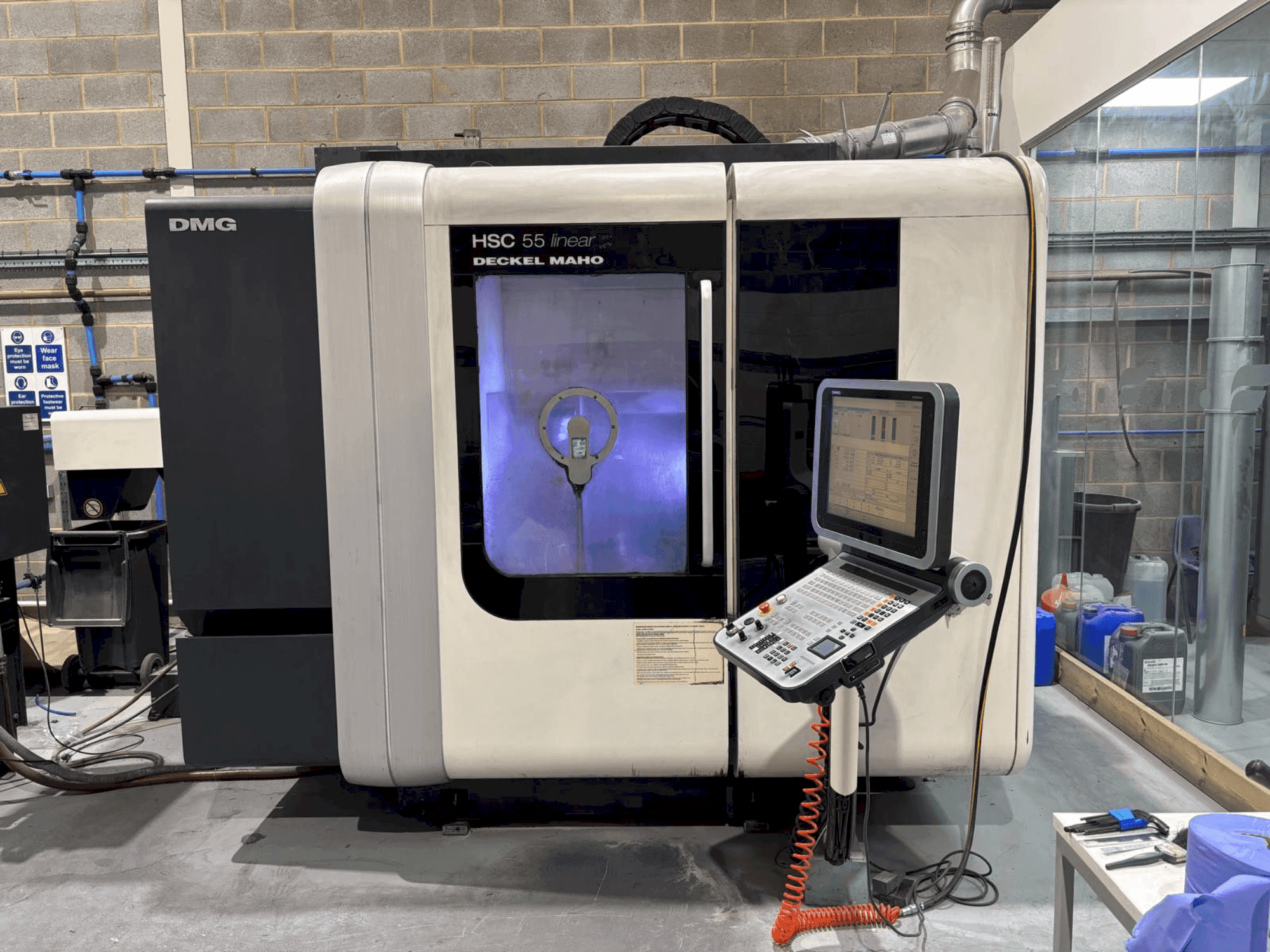 Prikaz  stroja DMG DECKEL MAHO HSC 55 linear  sprijeda