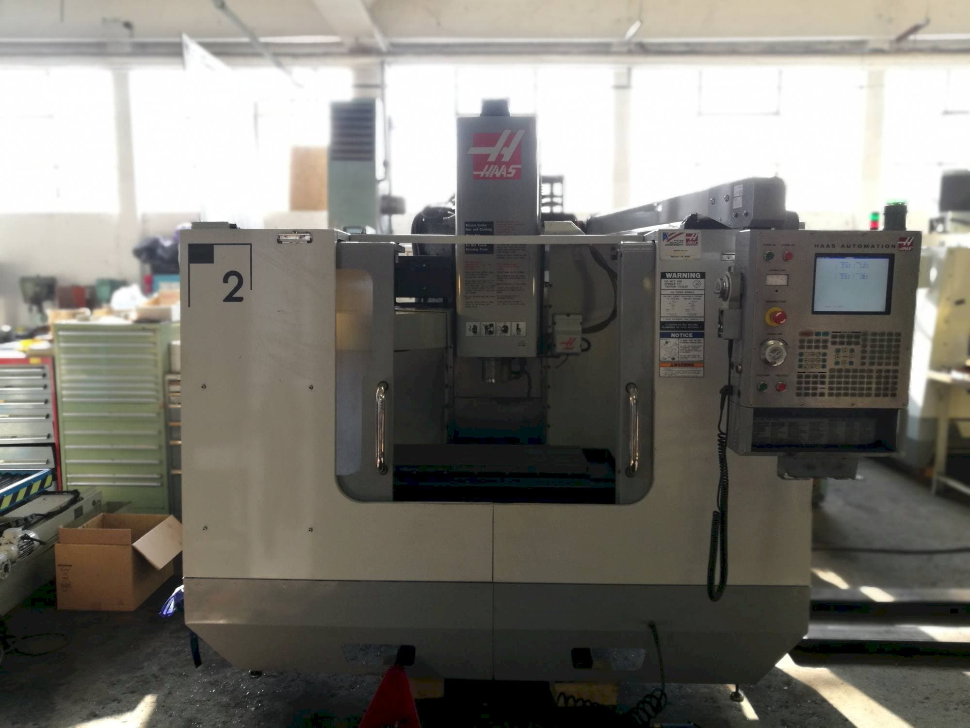Prikaz  stroja HAAS VF-2BHE  sprijeda
