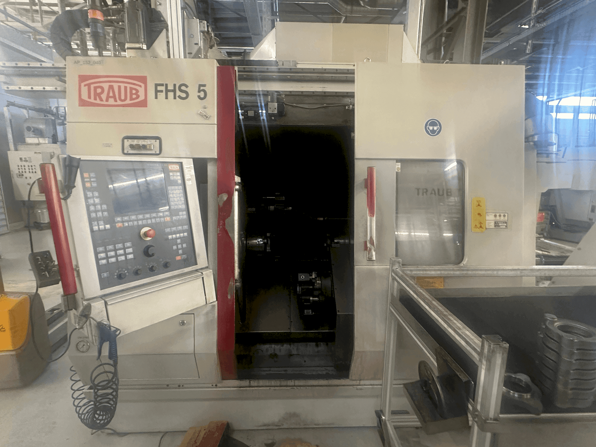 Prikaz  stroja TRAUB TNC 42/65  sprijeda