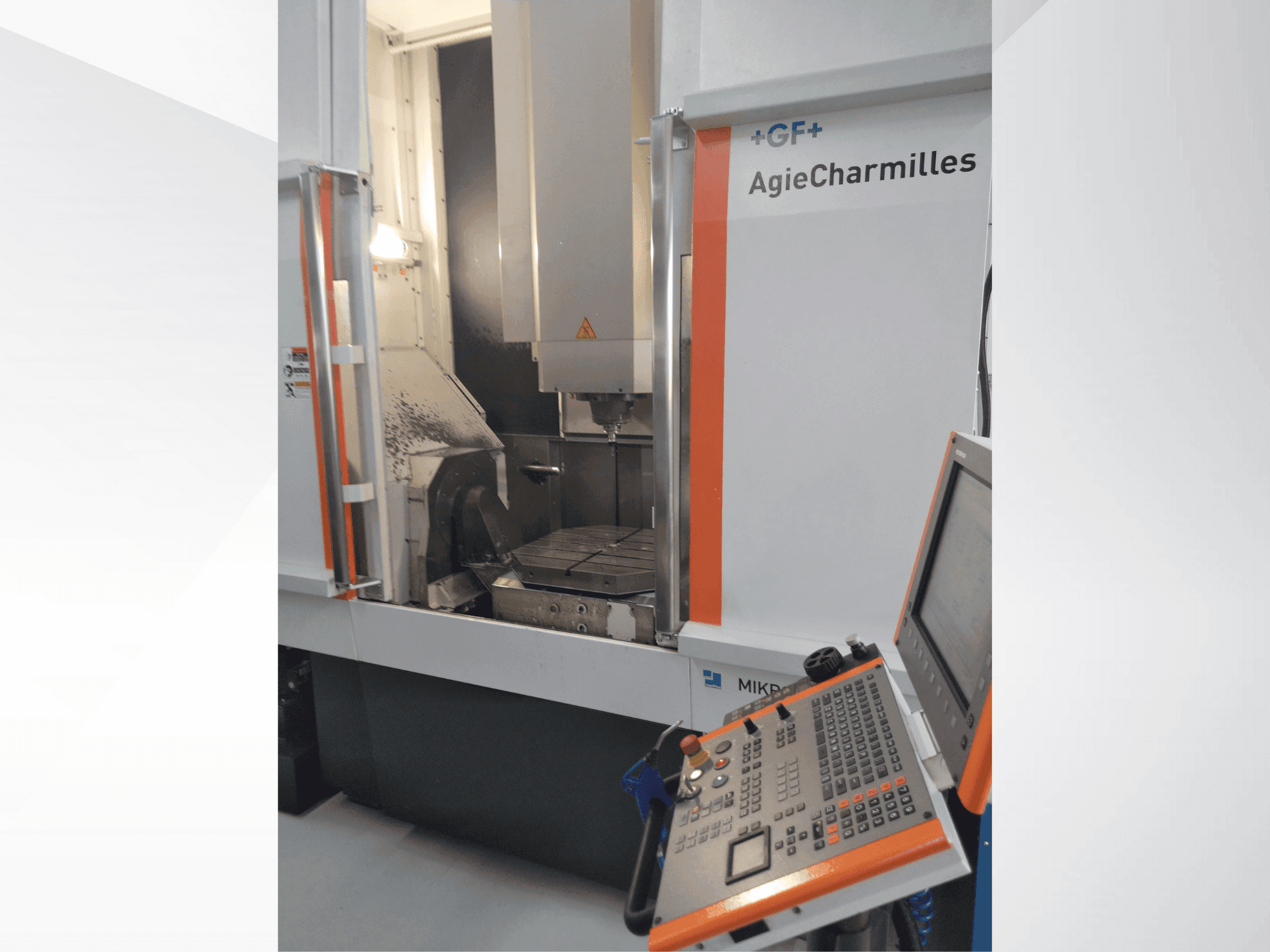 Prikaz  stroja MIKRON UCP 800 Duro  sprijeda