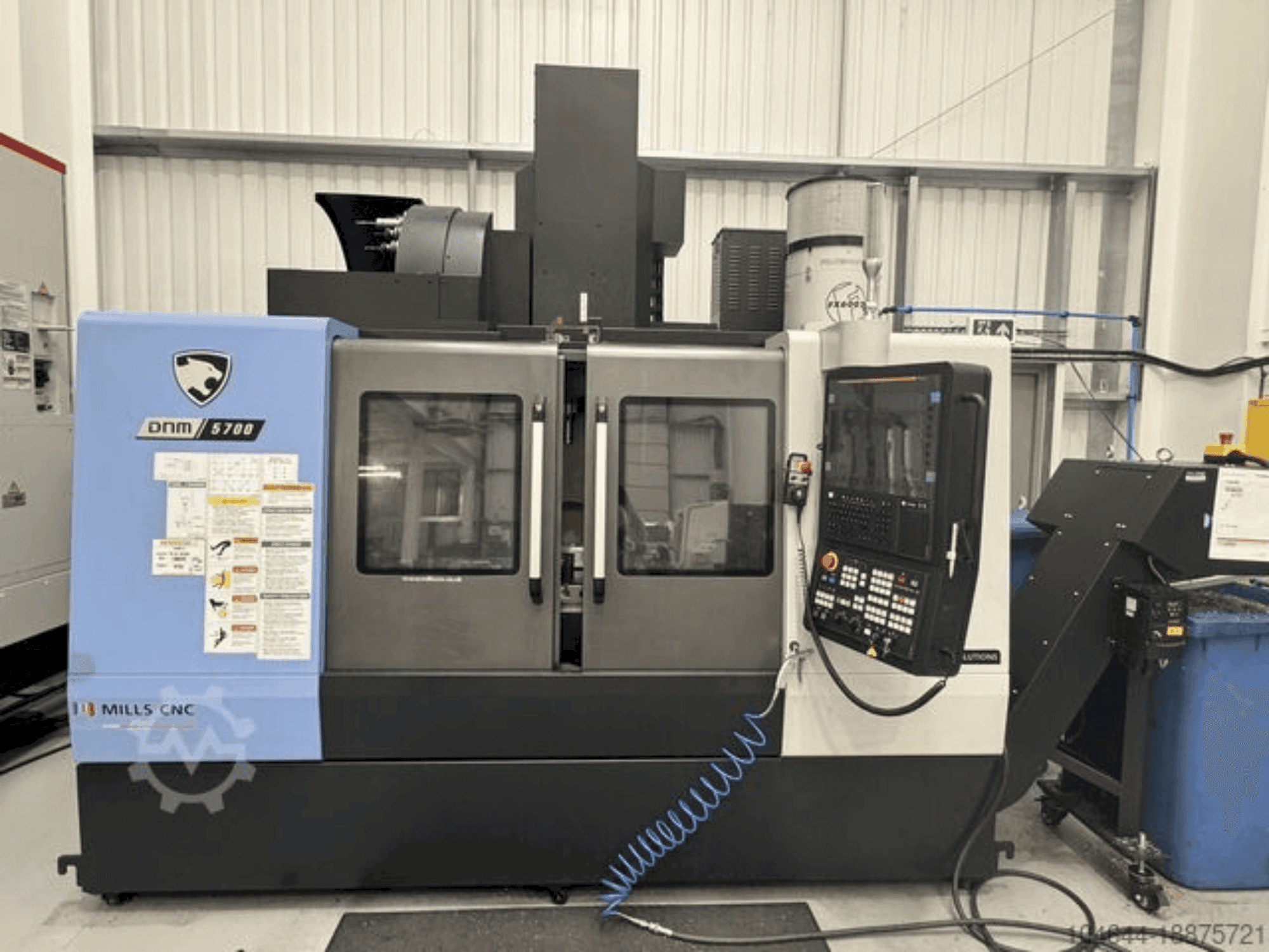 Prikaz  stroja DOOSAN DNM 5700  sprijeda