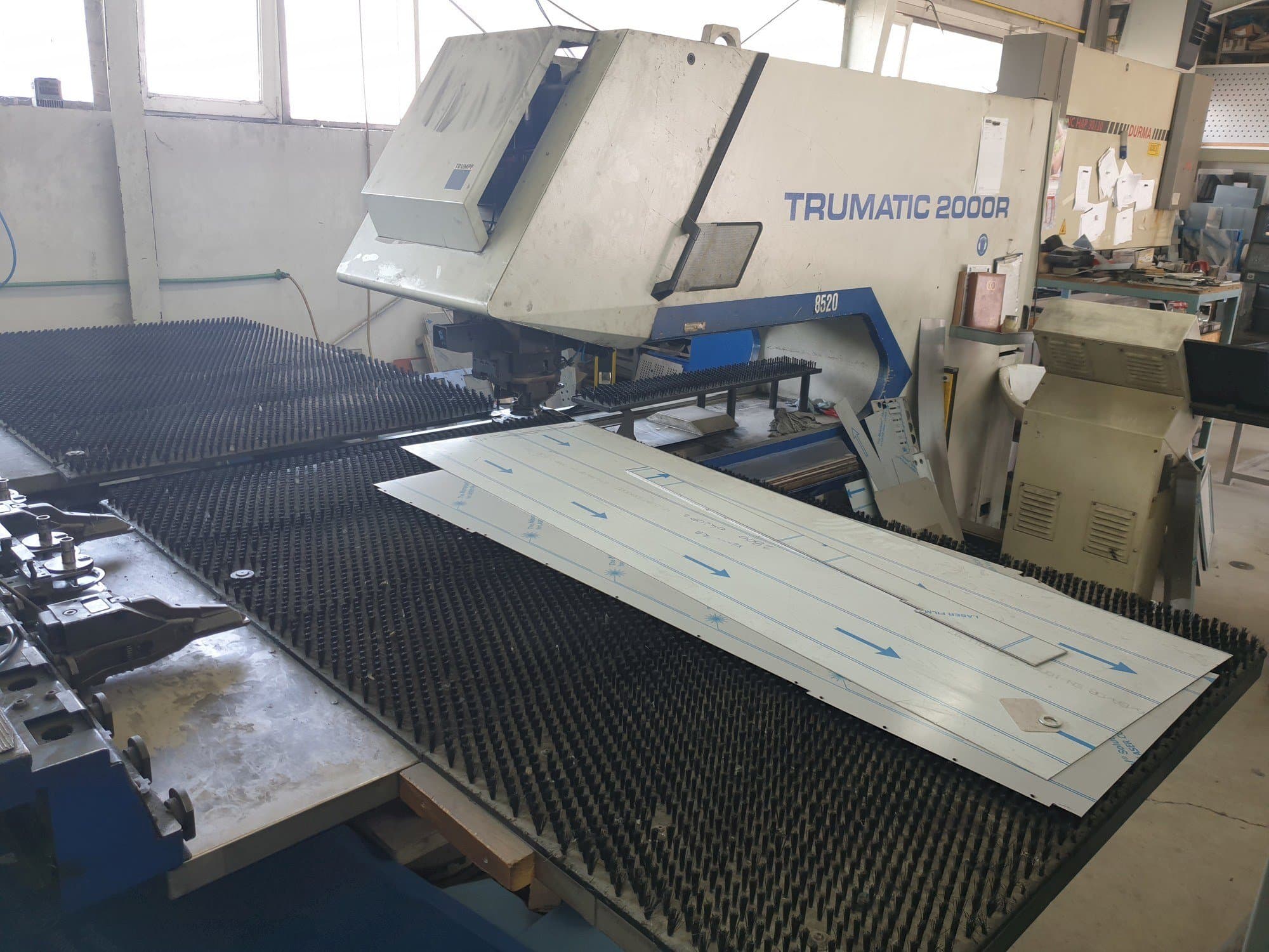Prikaz  stroja Trumpf Trumatic 2000R  sprijeda