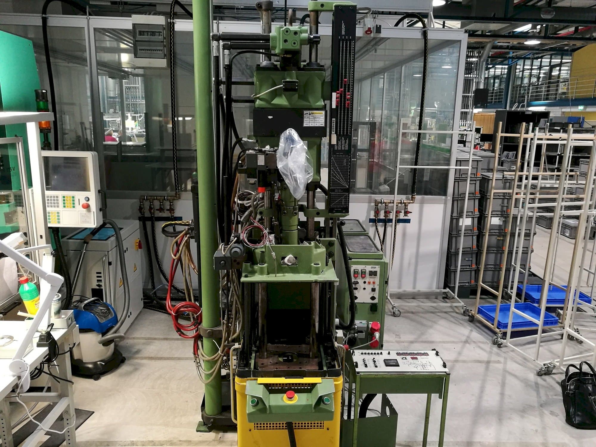 Prikaz  stroja Arburg 221-75-350  sprijeda