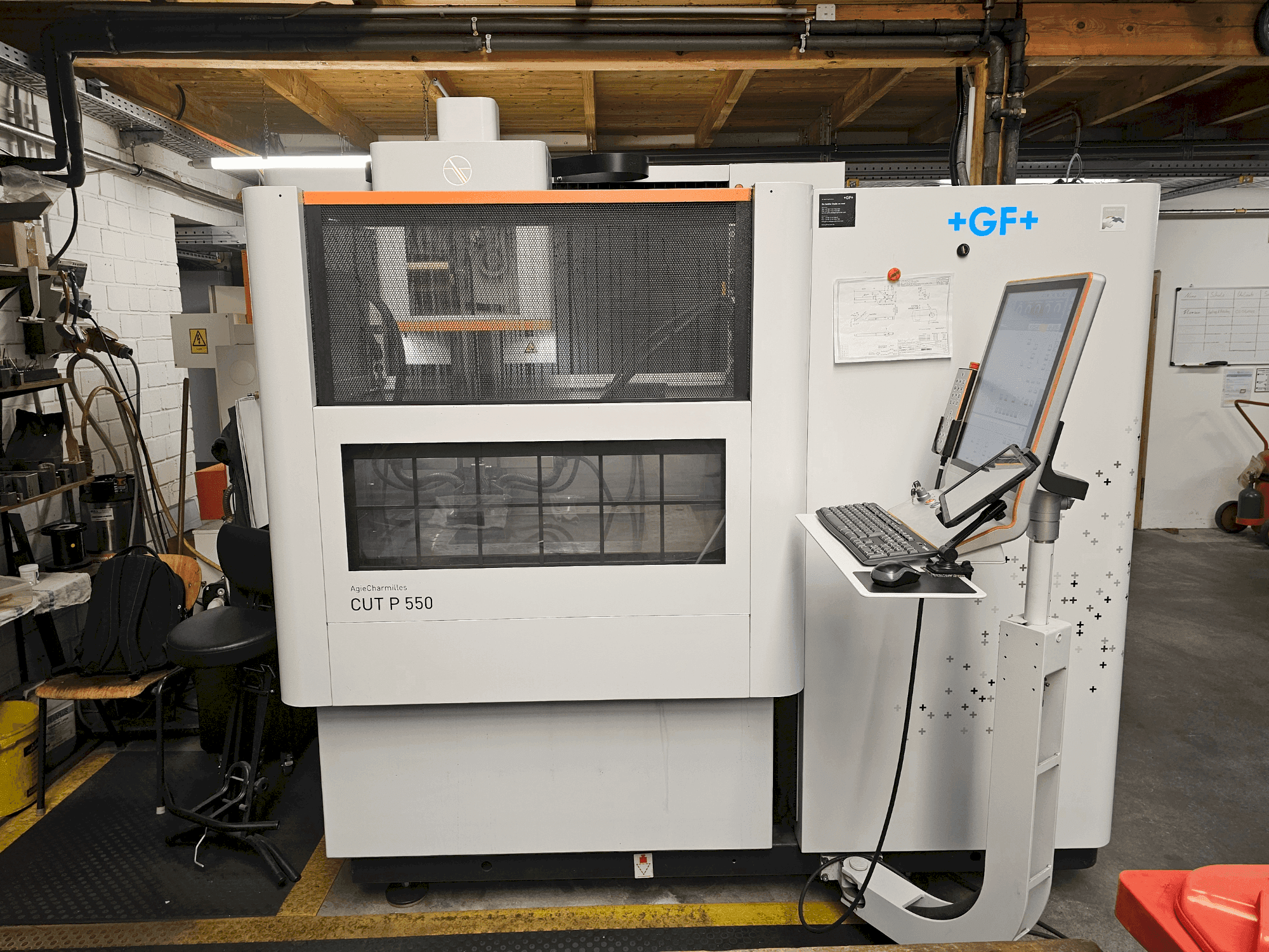 Prikaz  stroja AgieCharmilles CUT P 550  sprijeda