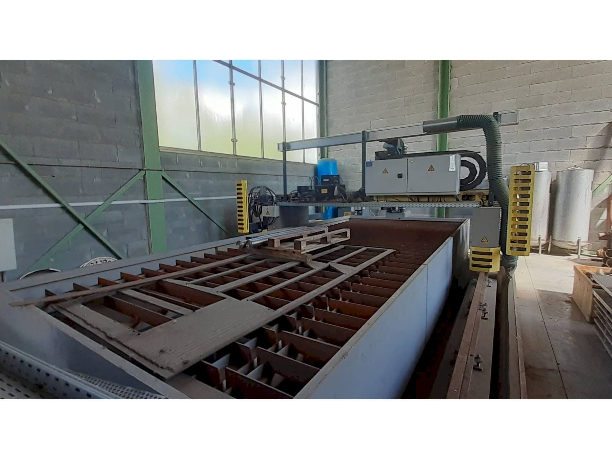 Prikaz lijeve strane  stroja ESAB Suprarex SXE-HD 3500