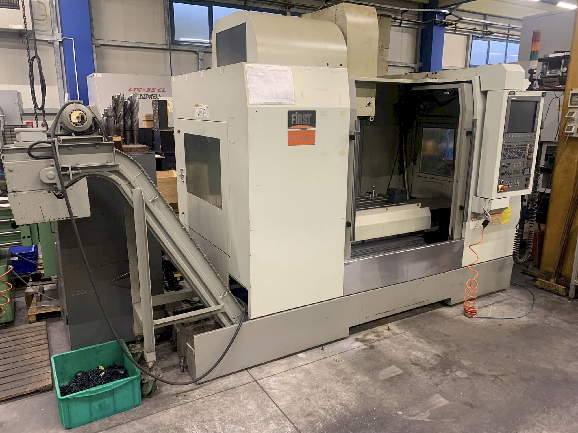 Prikaz  stroja FIRST MCV 1000  sprijeda