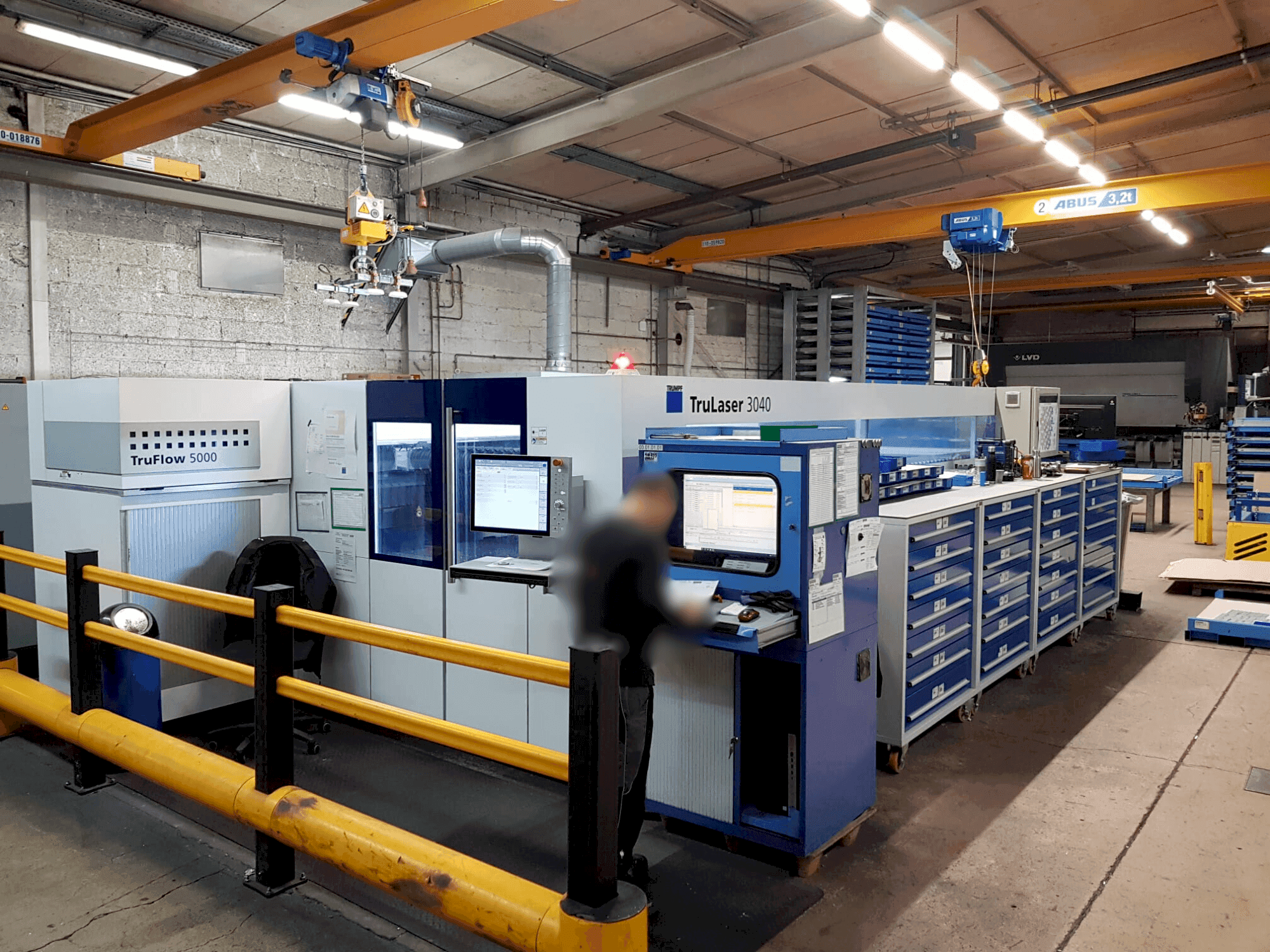 Prikaz  stroja TRUMPF TruLaser 3040 5kW CO2  sprijeda