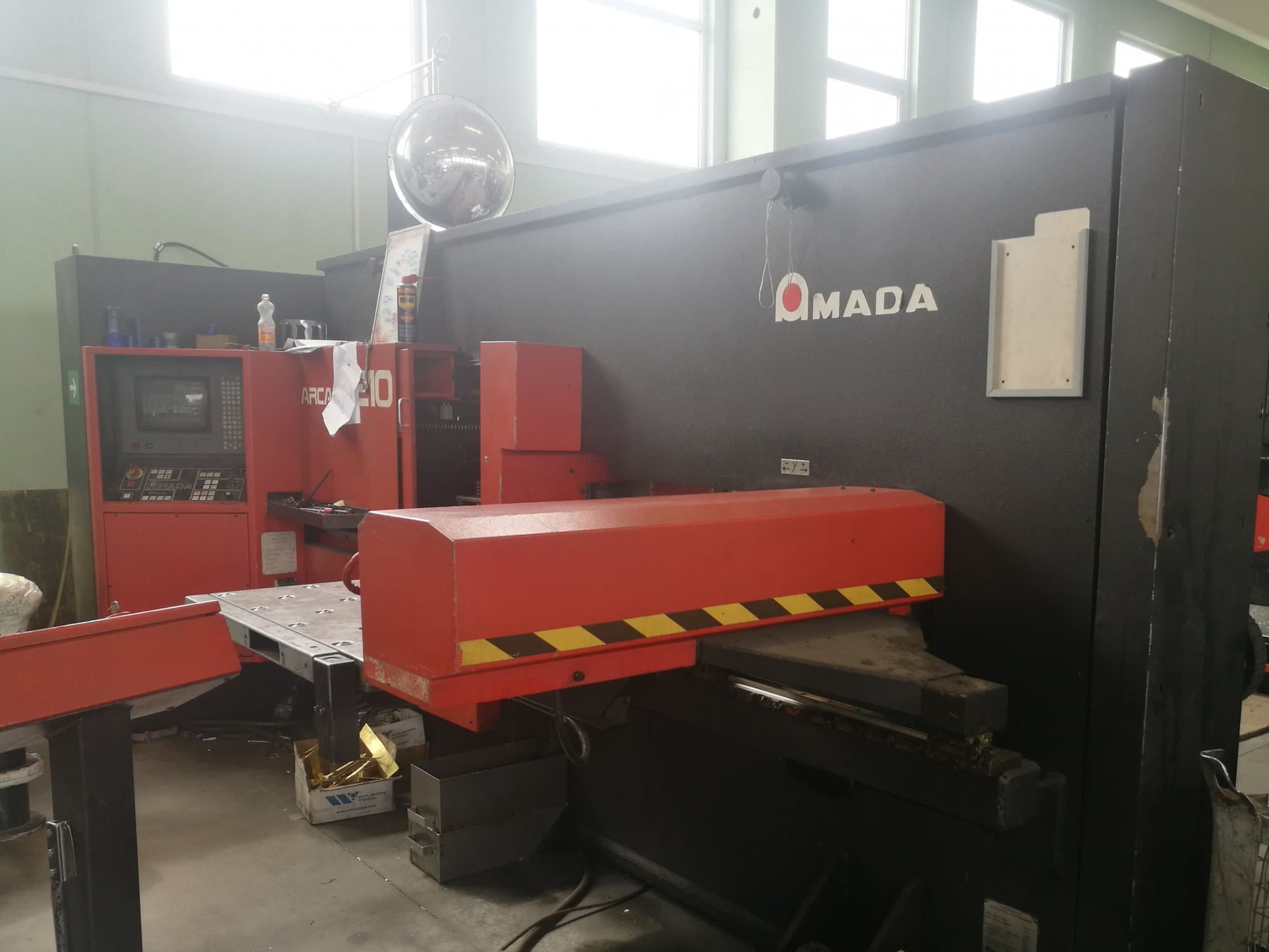 Prikaz stroja AMADA ARCADE 210 zdesna