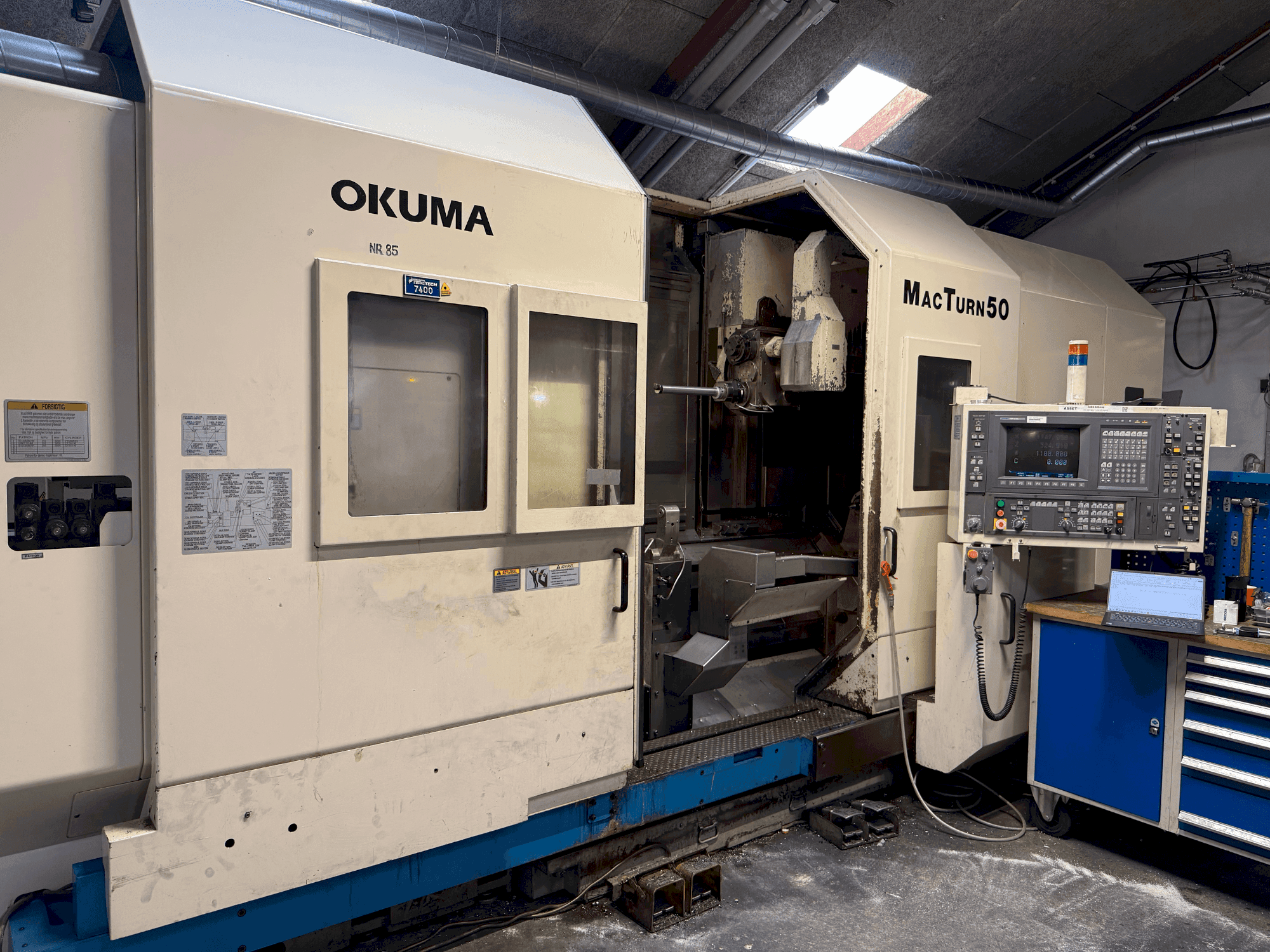 Prikaz  stroja Okuma MacTurn 50  sprijeda