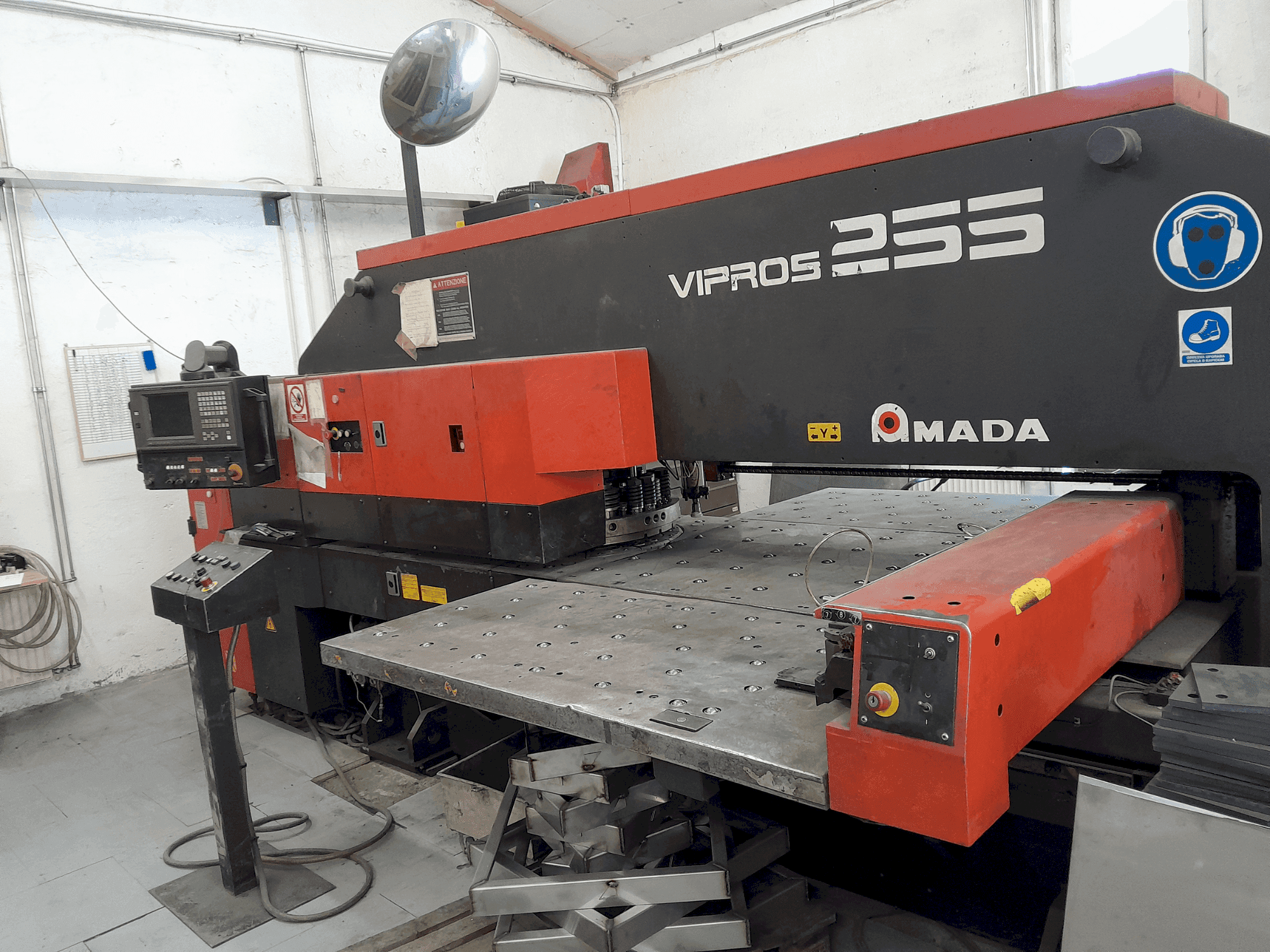 Prikaz  stroja AMADA Vipros 255  sprijeda