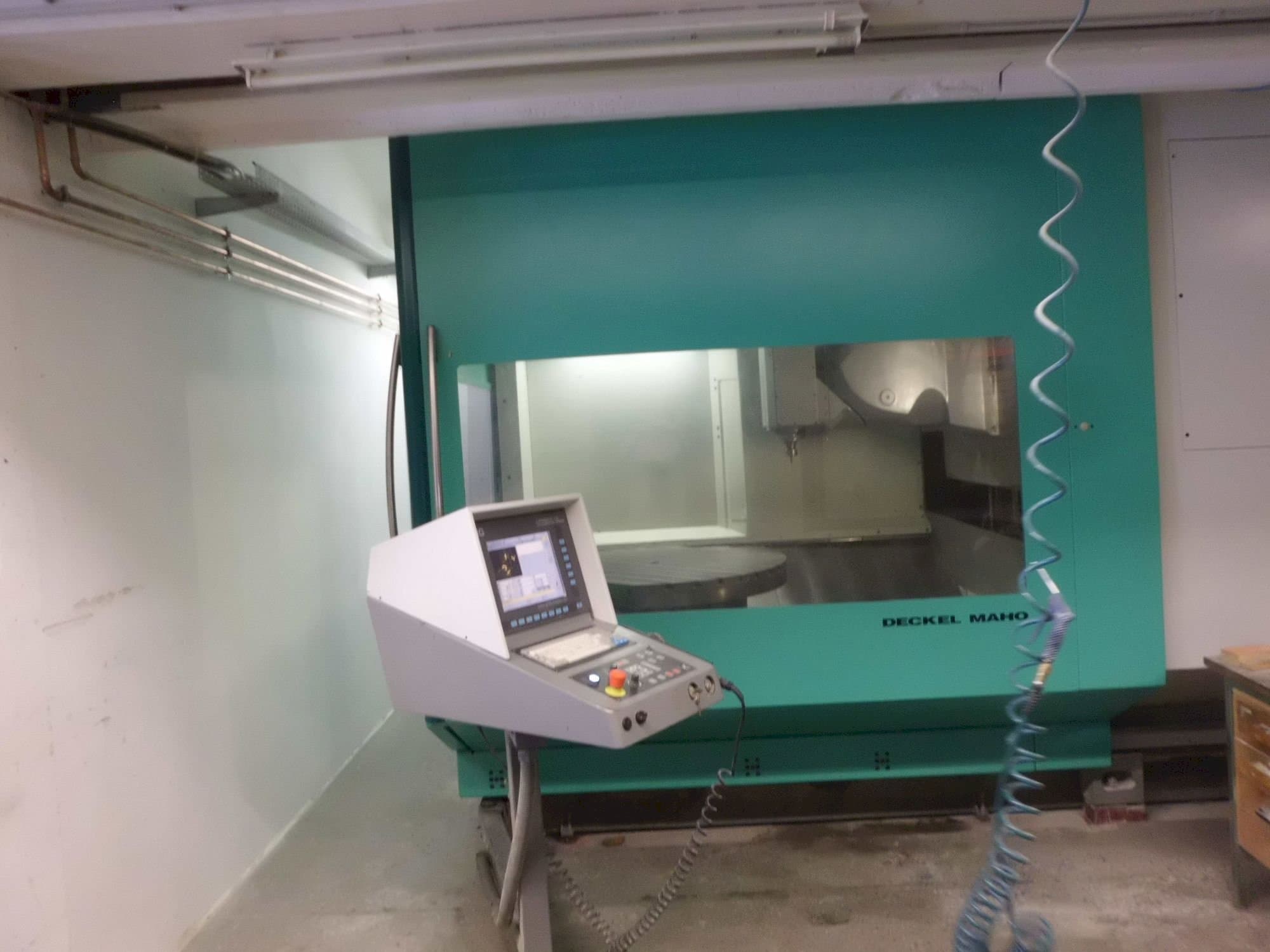 Prikaz  stroja DECKEL MAHO DMU 125 P  sprijeda