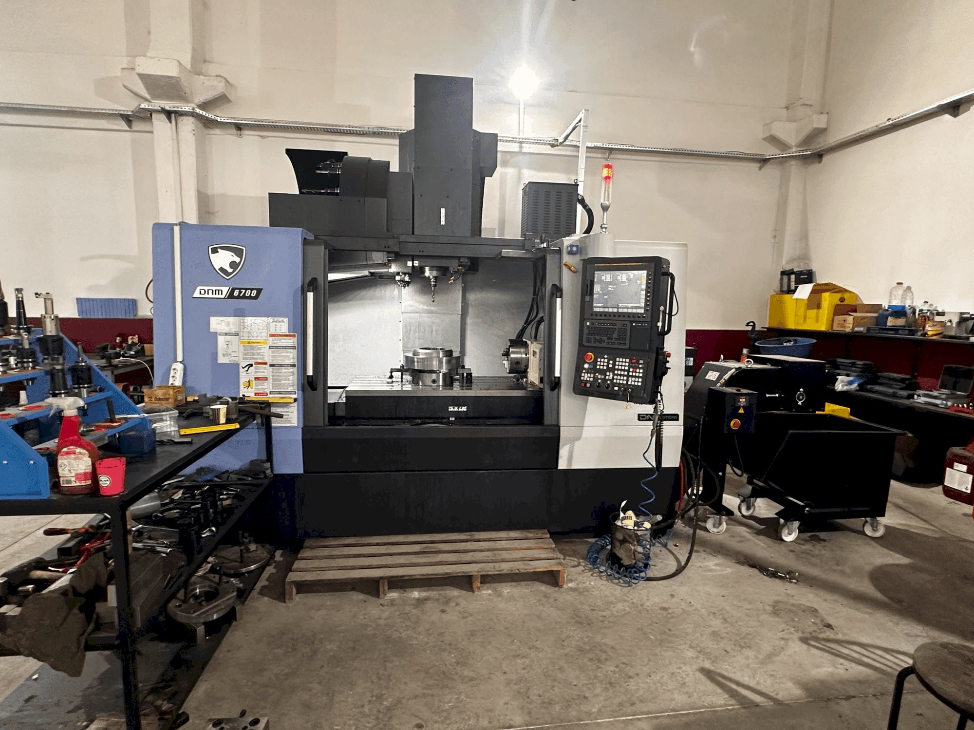 Prikaz  stroja DN SOLUTIONS Puma DNM 6700  sprijeda