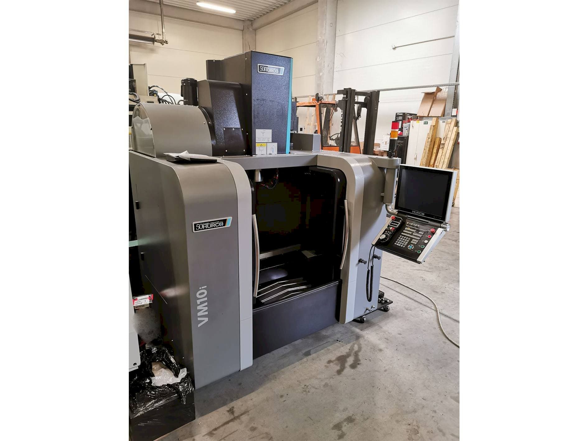 Prikaz  stroja Hurco VM 10i  sprijeda