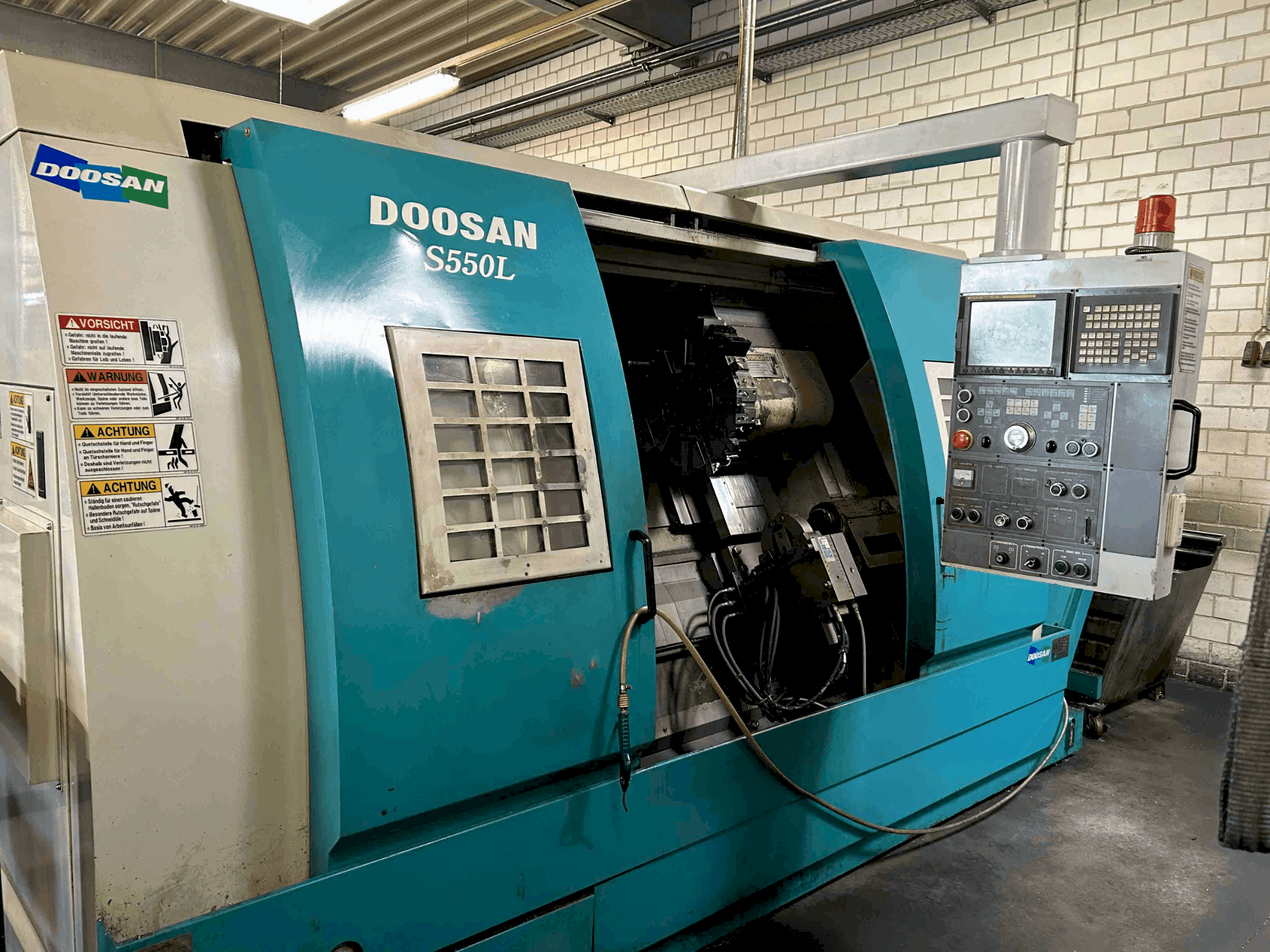 Prikaz  stroja DOOSAN S550L  sprijeda