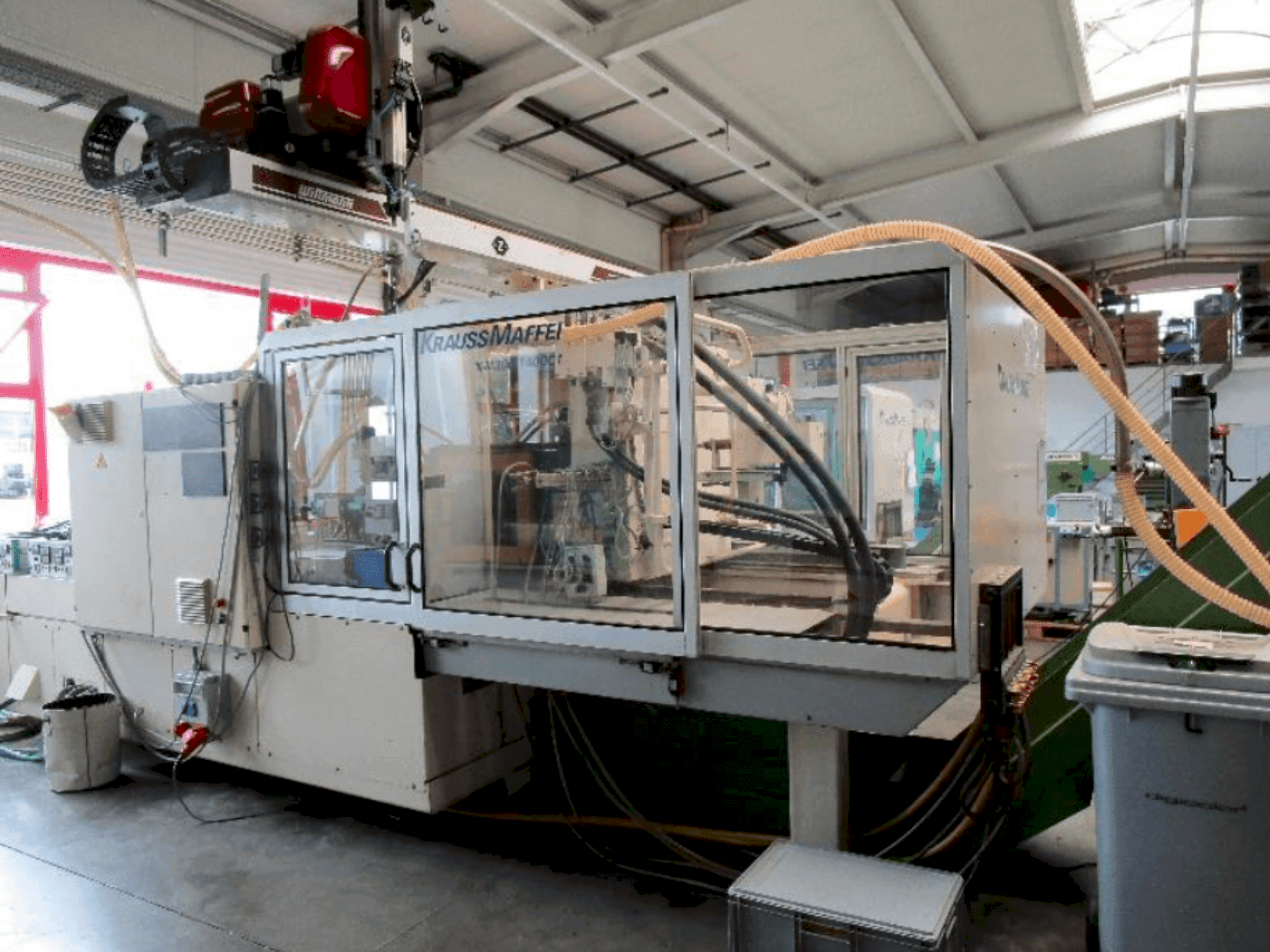 Prikaz  stroja Krauss Maffei 300-1400 C1  sprijeda