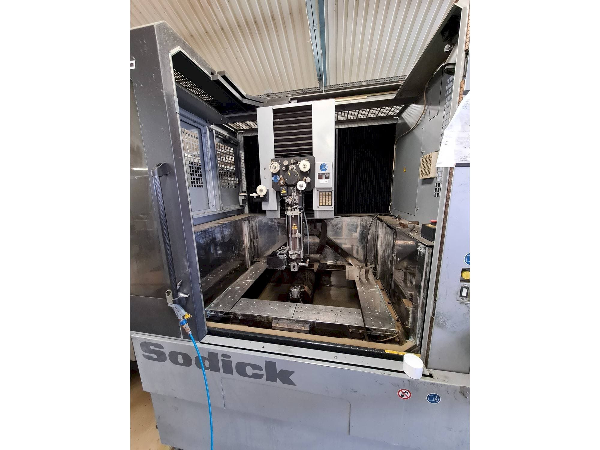 Prikaz  stroja Sodick AQ750L  sprijeda