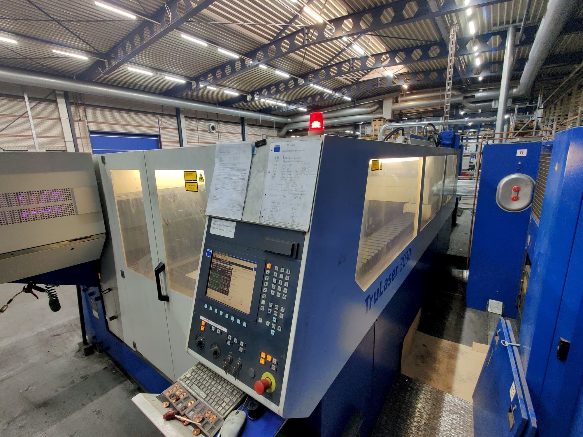Prikaz  stroja Trumpf TruLaser 3030  sprijeda