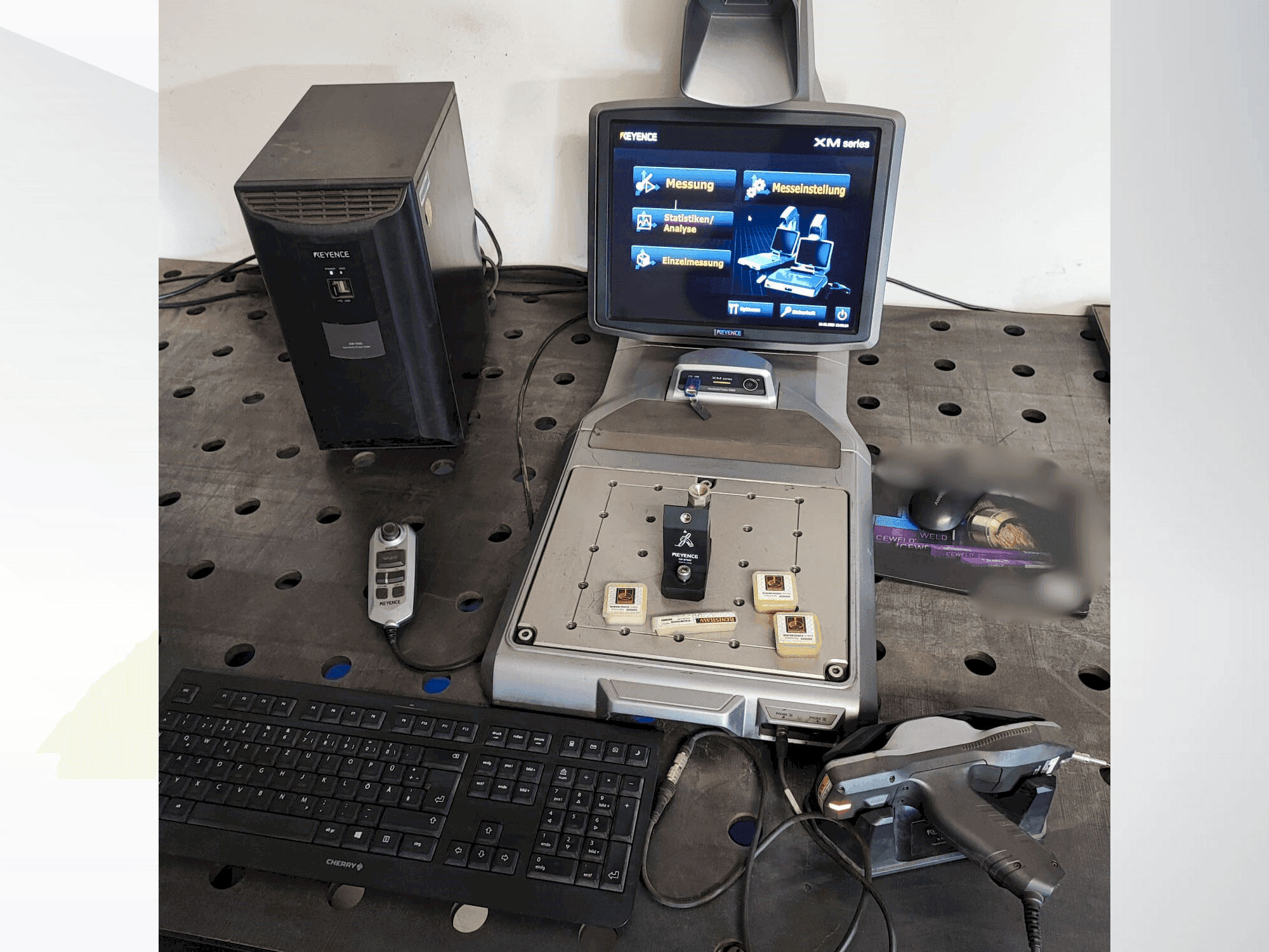 Prikaz  stroja KEYENCE XM-1000  sprijeda