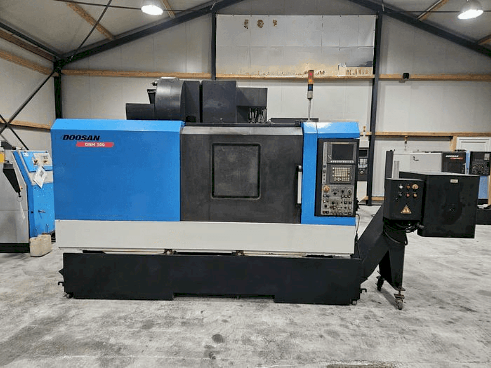 Prikaz  stroja DOOSAN DNM 500  sprijeda