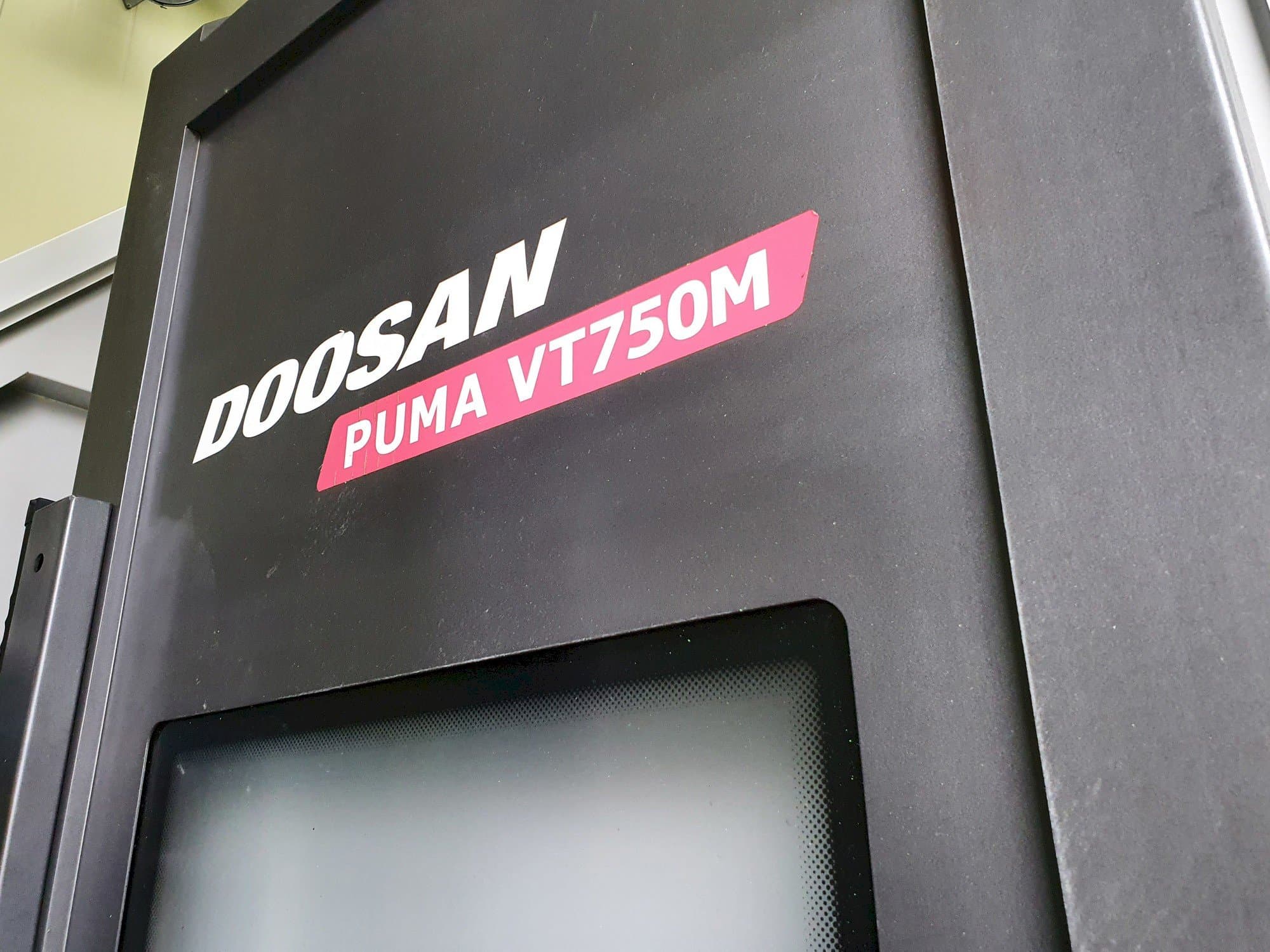 Prikaz  stroja Doosan PUMA VT750M  sprijeda