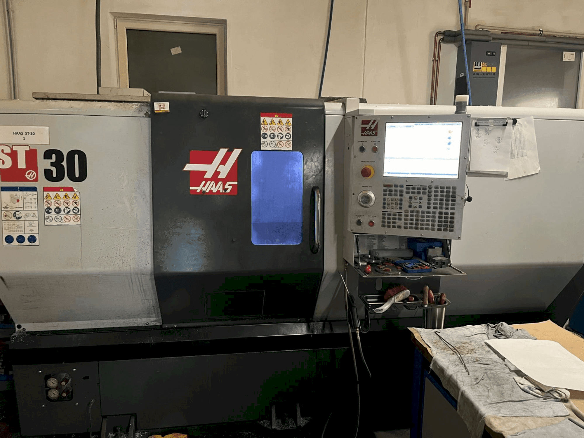 Prikaz  stroja HAAS ST-30  sprijeda