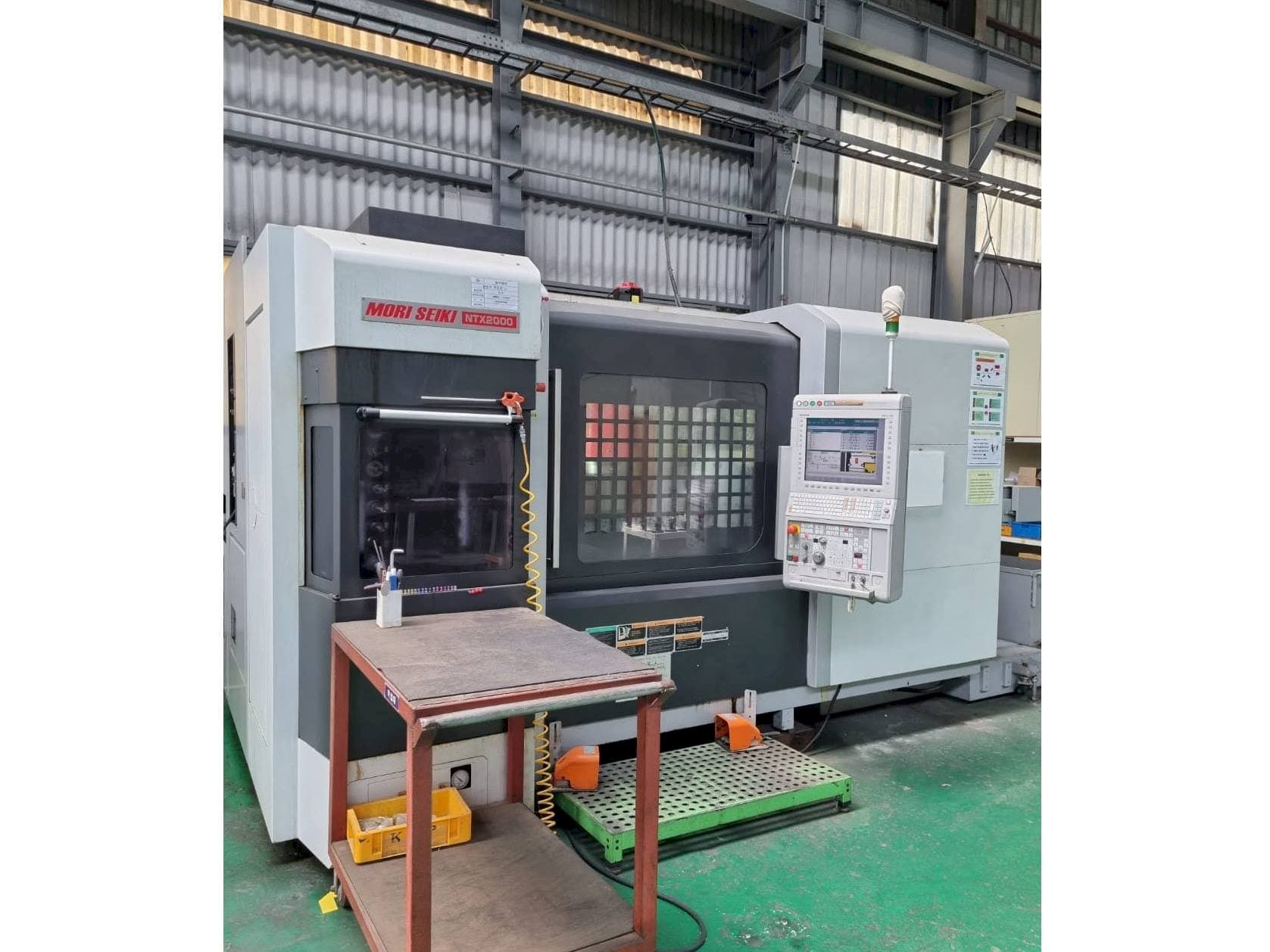 Prikaz  stroja DMG Mori Seiki NTX2000/1500S  sprijeda