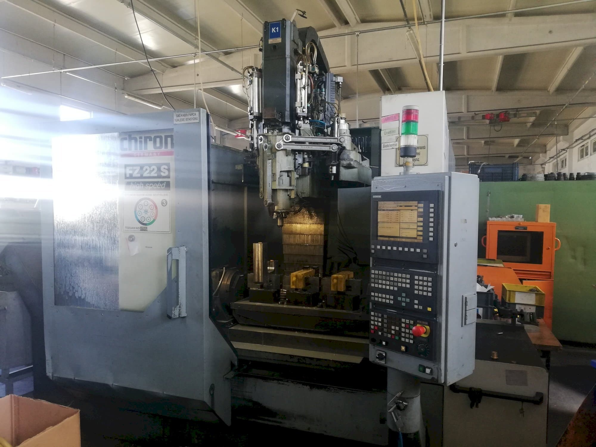 Prikaz  stroja CHIRON FZ 22 S  sprijeda