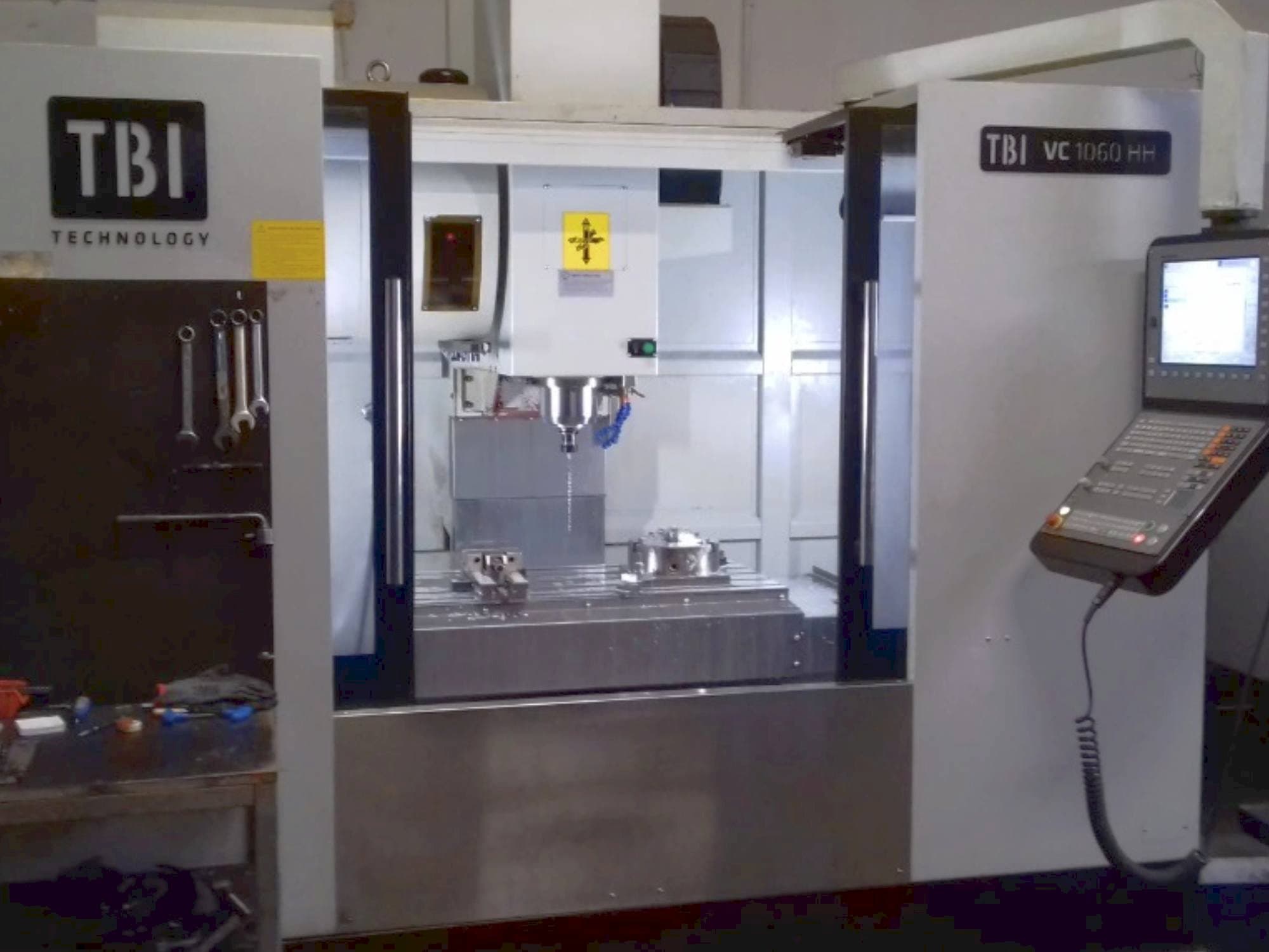 Prikaz  stroja TBI VC 1060 HH  sprijeda