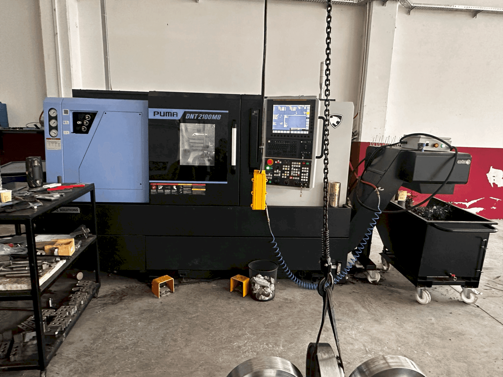 Prikaz  stroja DN SOLUTIONS Puma DNT2100MB  sprijeda