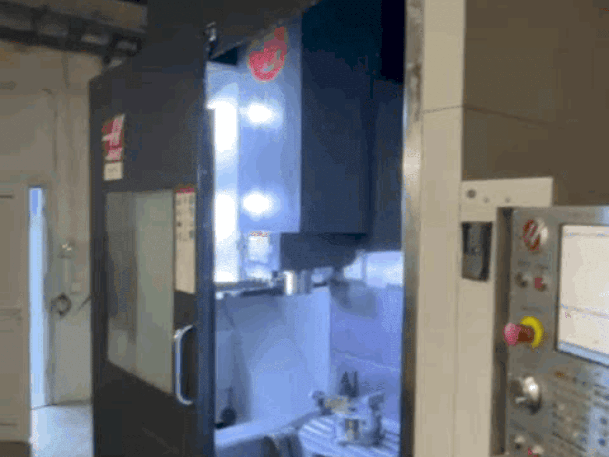 Prikaz  stroja HAAS UMC-750  sprijeda