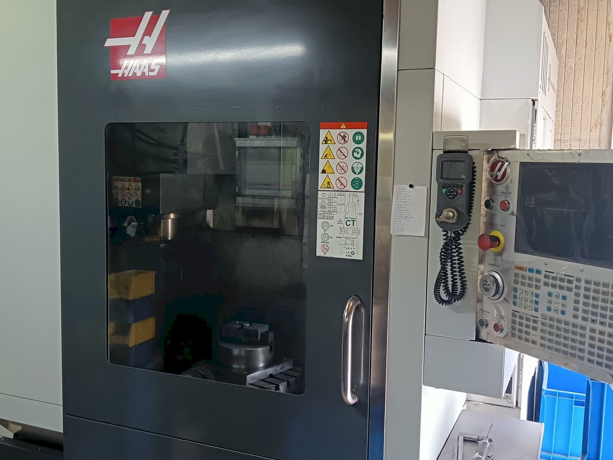 Prikaz  stroja HAAS UMC 750  sprijeda